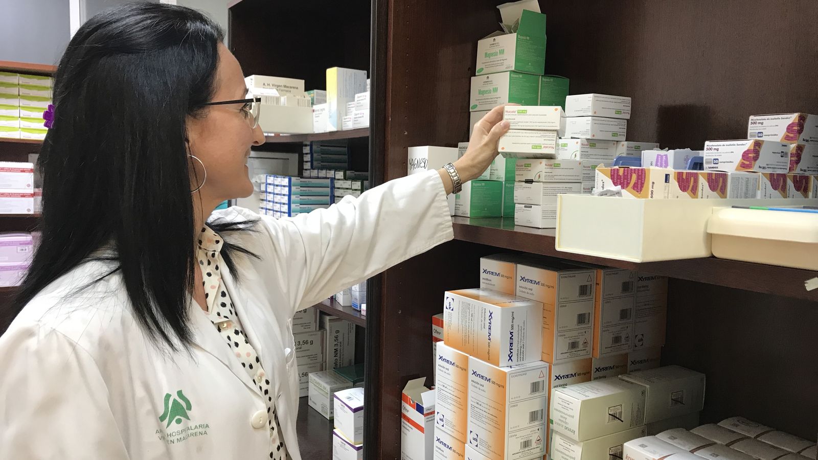 La especialista Úrsula Baños, en la Farmacia del Hospital Macarena.