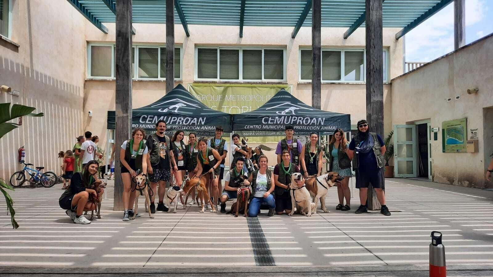Voluntarios y mascotas en el patio de la Casa de Los Toruños.