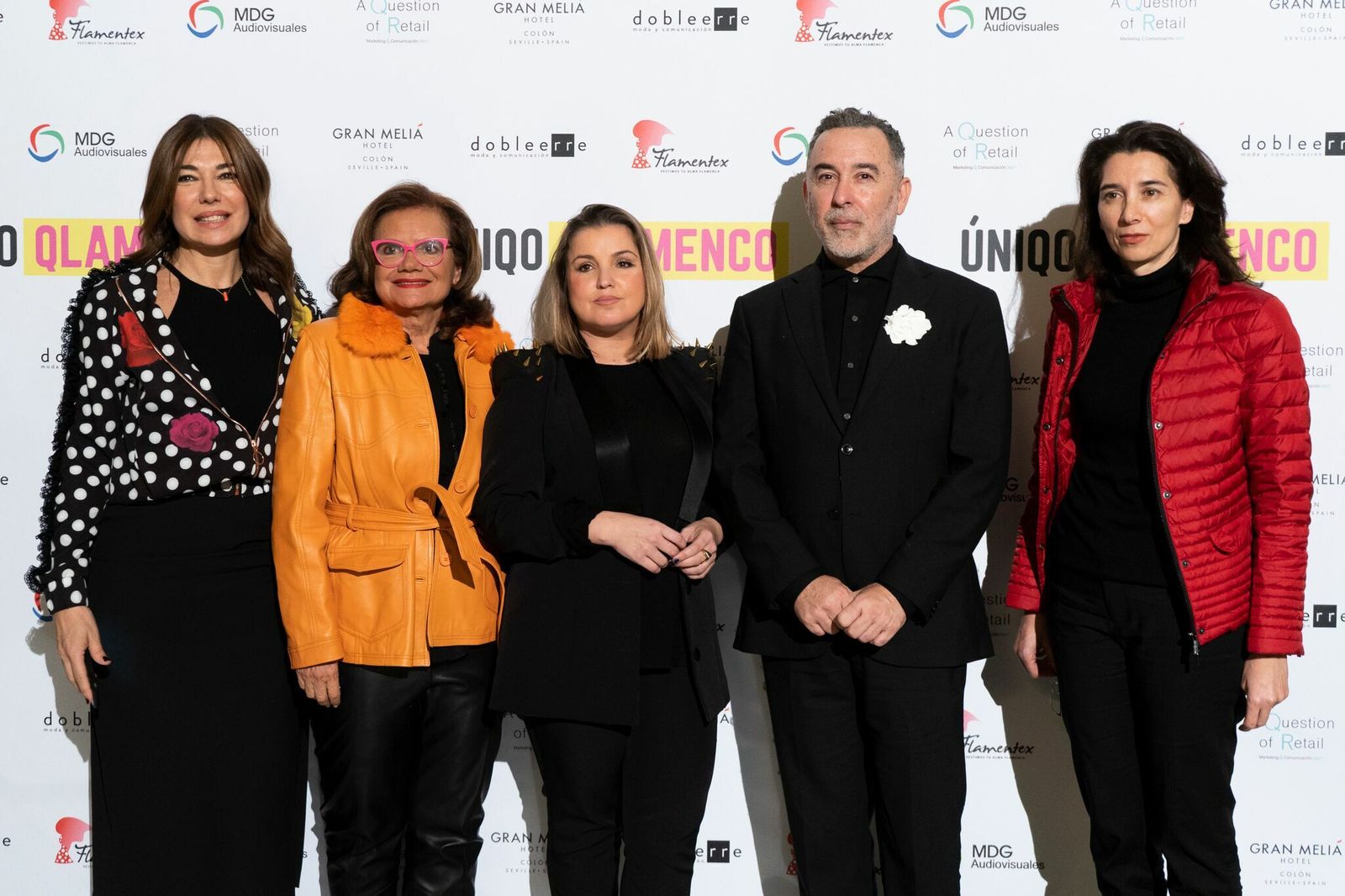 De izquierda a derecha: Raquel revuelta, Pilar vera, Cristina García, Pedro González y Rocío Plaza