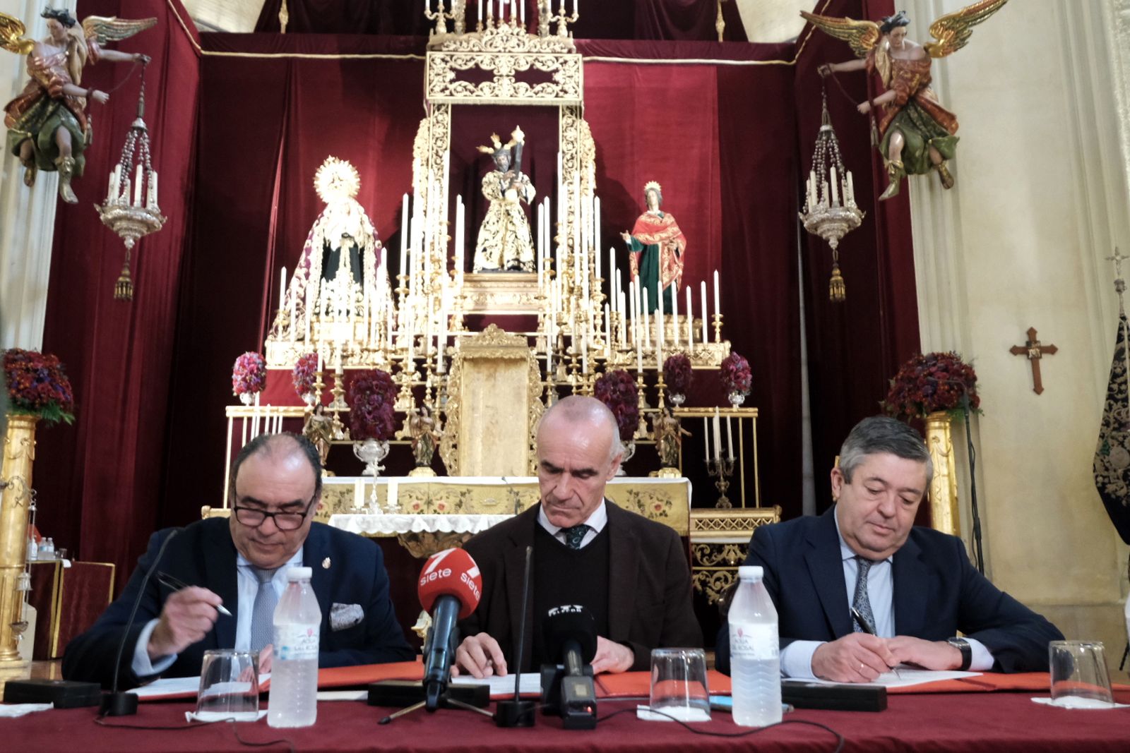 José María Flores, Antonio Muñoz y Luis Enrique Flores, durante la firma de la cesión del templo a los Gitanos.