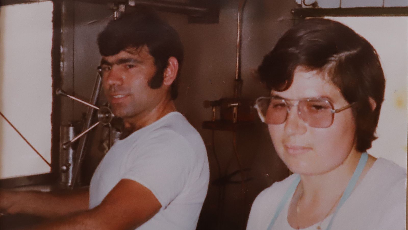 Paco y Carmen, muy jóvenes, en el puesto de La Plata.