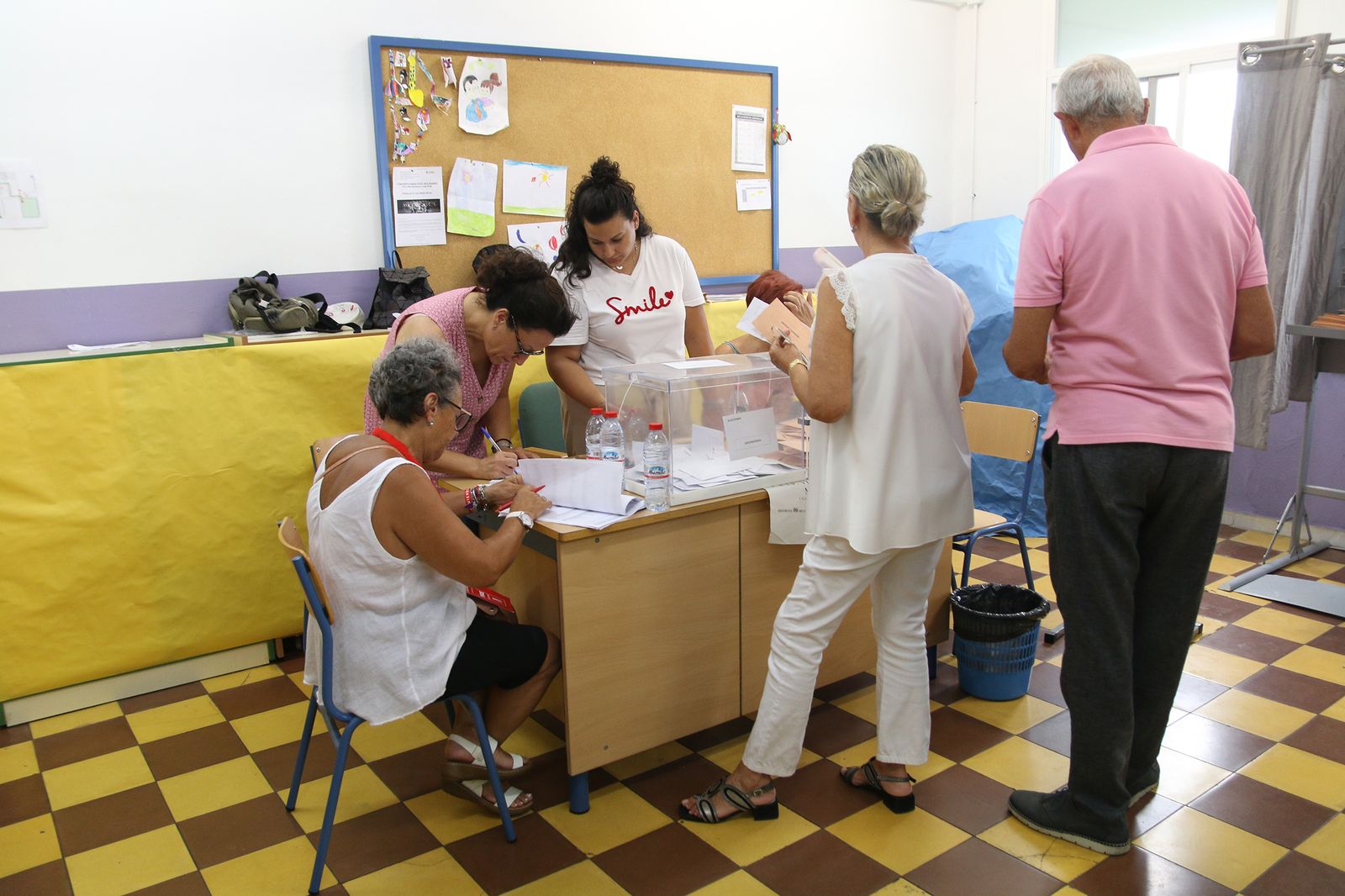 Almería hace cola para votar en las elecciones generales del 23J