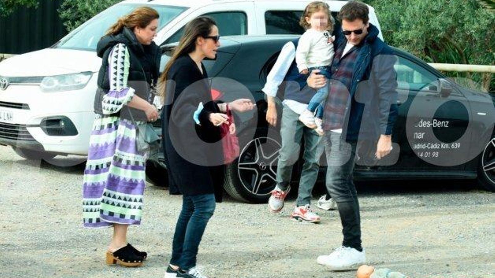 De i. a dcha. Niña Pastori, Malú y Albert Rivera llevando en brazos a la pequeña Lucía.
