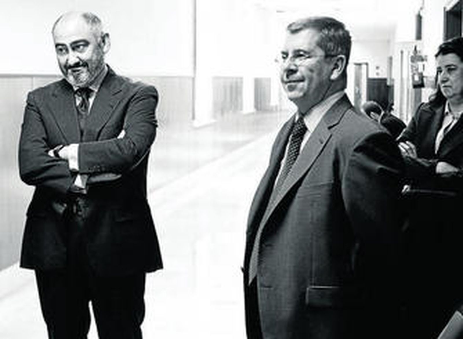 Manuel Rodríguez de Castro sonríe a los fotógrafos mientras le toman imágenes.