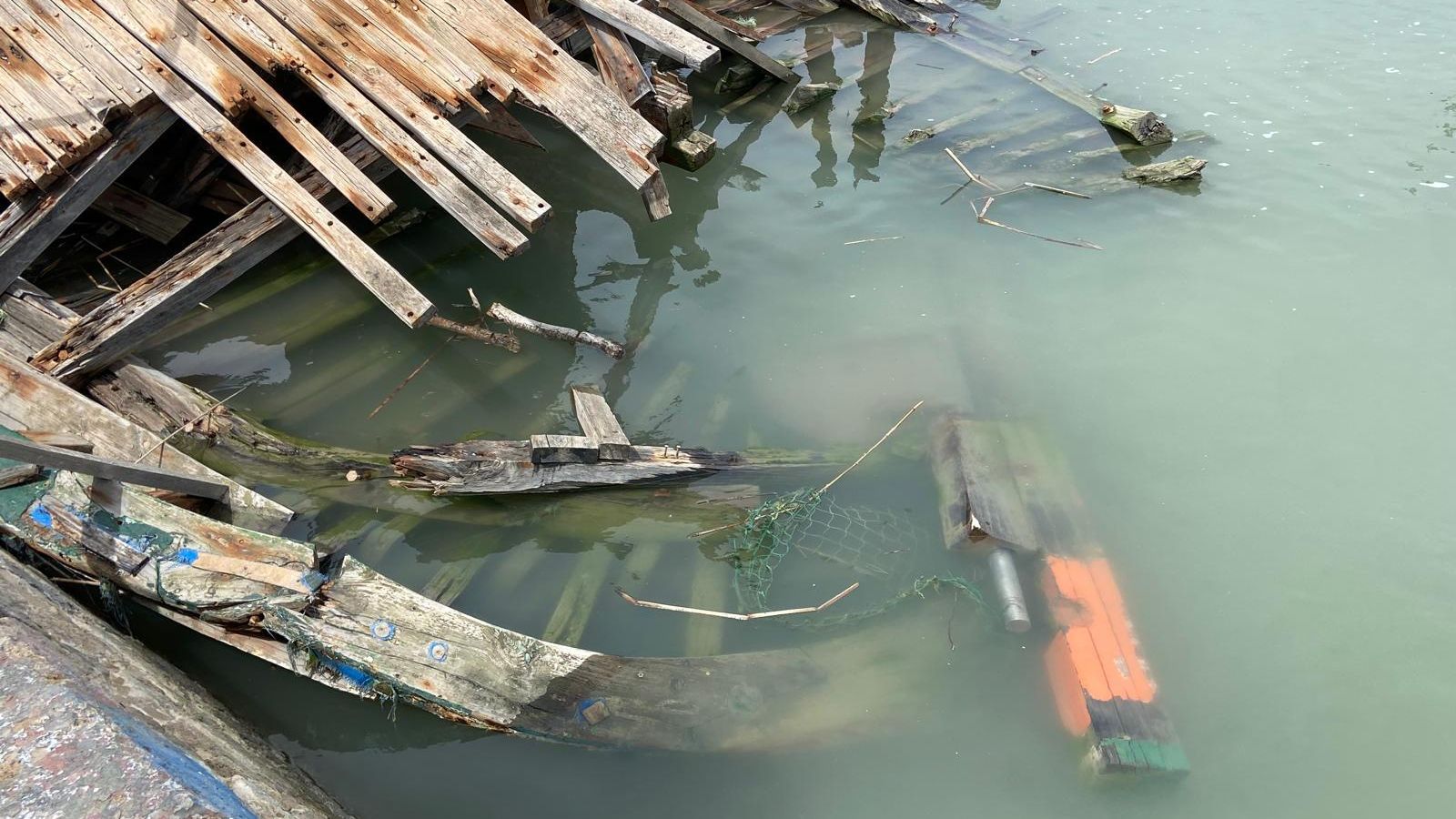 Parte de la proa del Vapor, bajo el agua en la jornada de ayer.