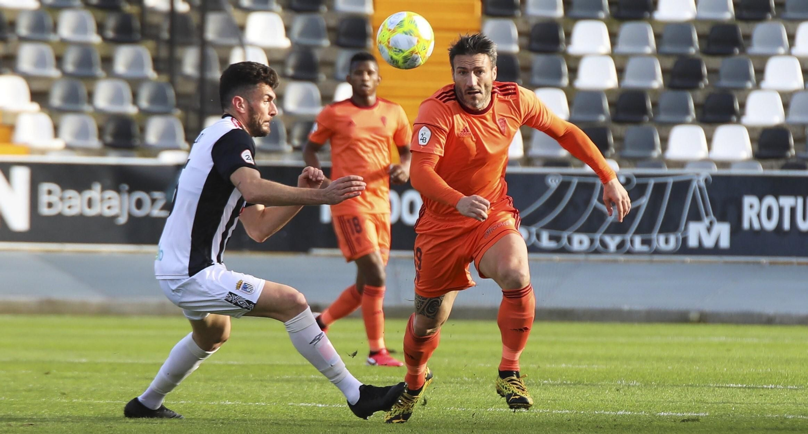 Piovaccari supera a Pablo Vázquez, en la última visita del Córdoba CF al Nuevo Vivero de Badajoz.