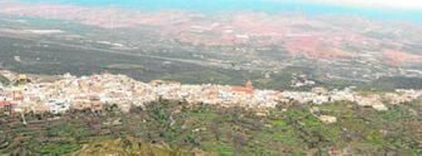Abrucena luce imponente en la comarca del Nacimiento con los molinos de viento al fondo del valle.