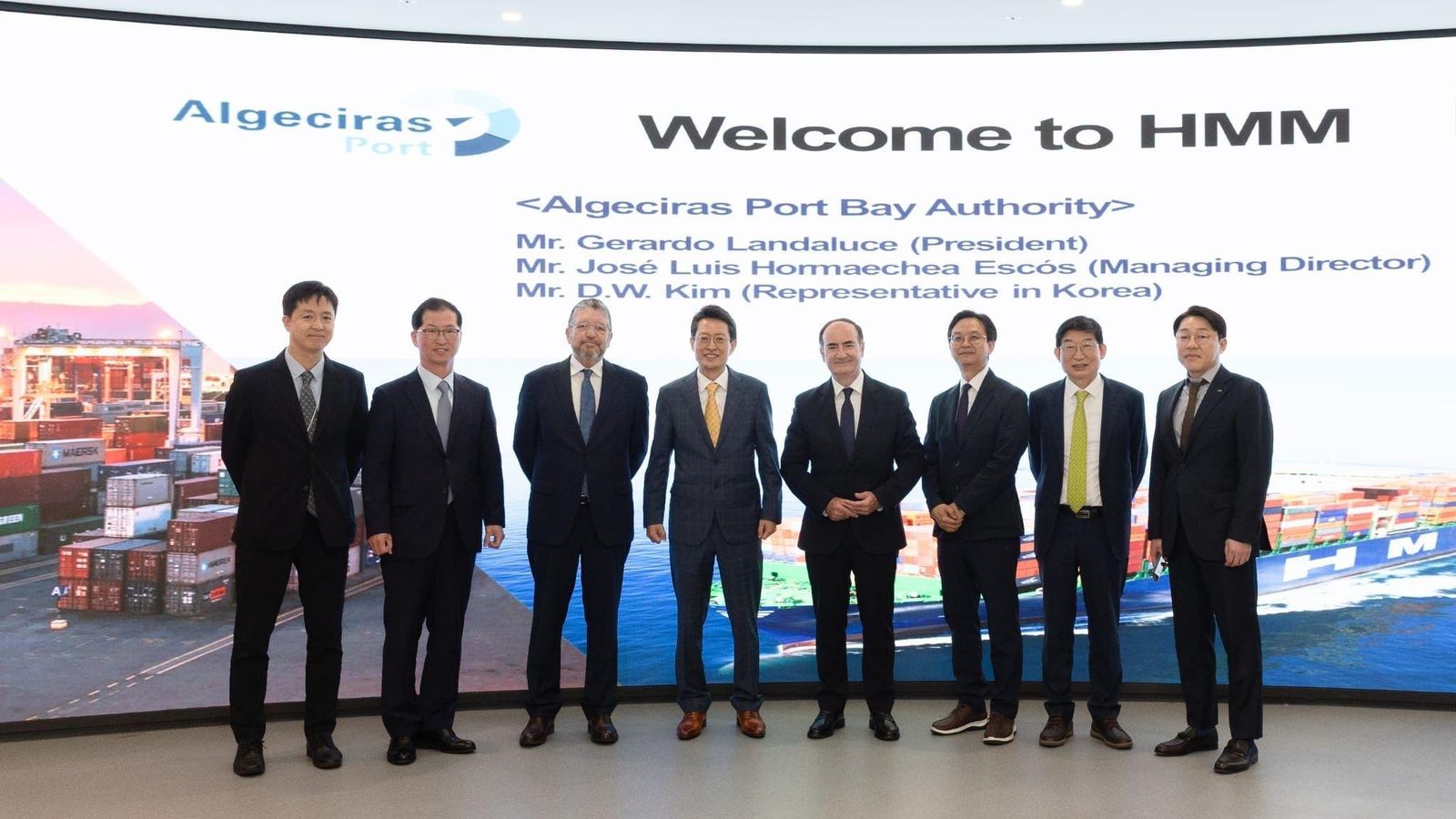 El CEO de HMM, Choi Won-hyuk, escoltado por José Luis Hormaechea, Gerardo Landaluce y otros representantes de la naviera El CEO de HMM, Choi Won-hyuk, escoltado por José Luis Hormaechea, Gerardo Landaluce y otros representantes de la naviera