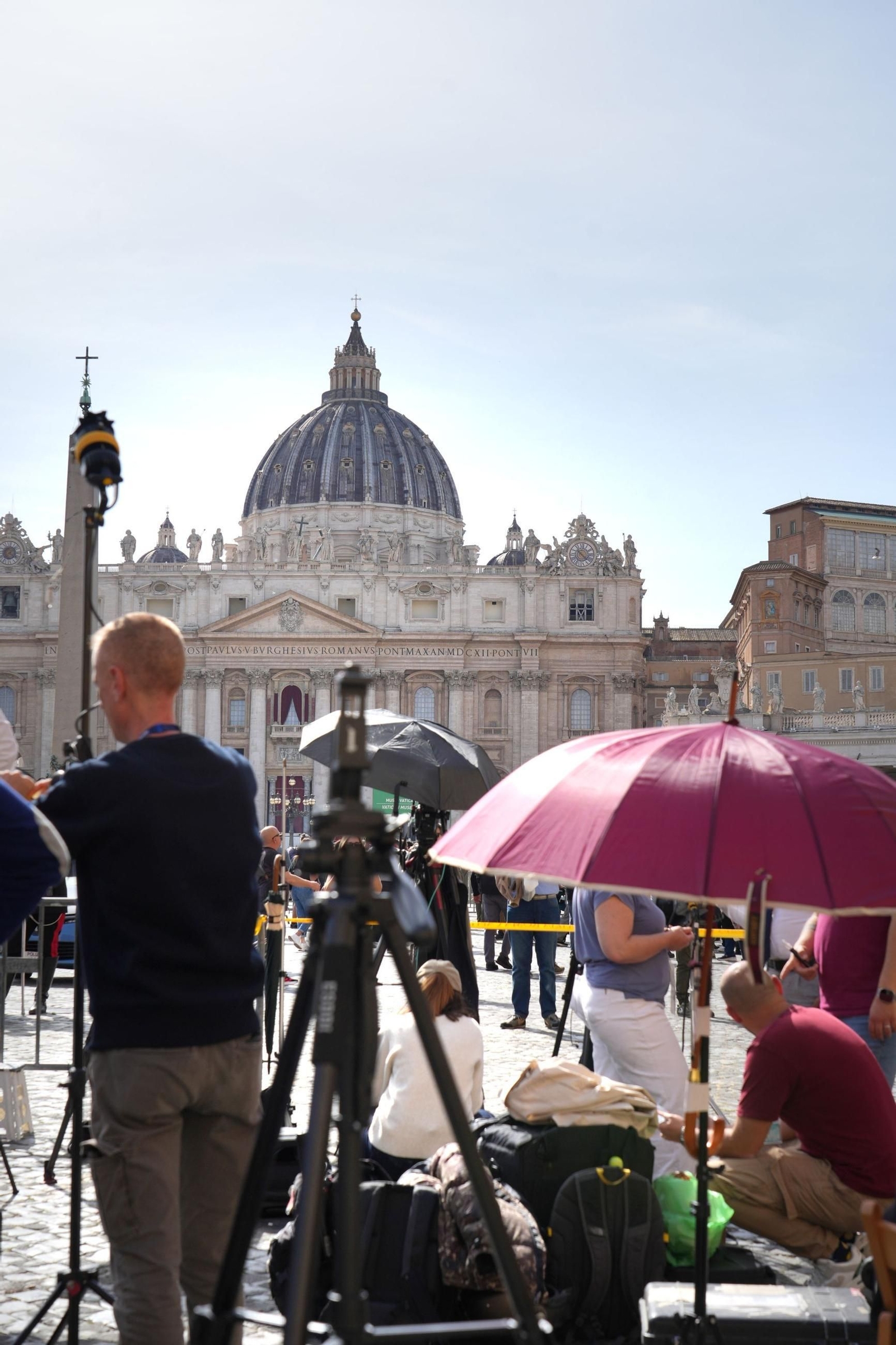 Fotos del ambiente en Roma tras la muerte del papa Francisco