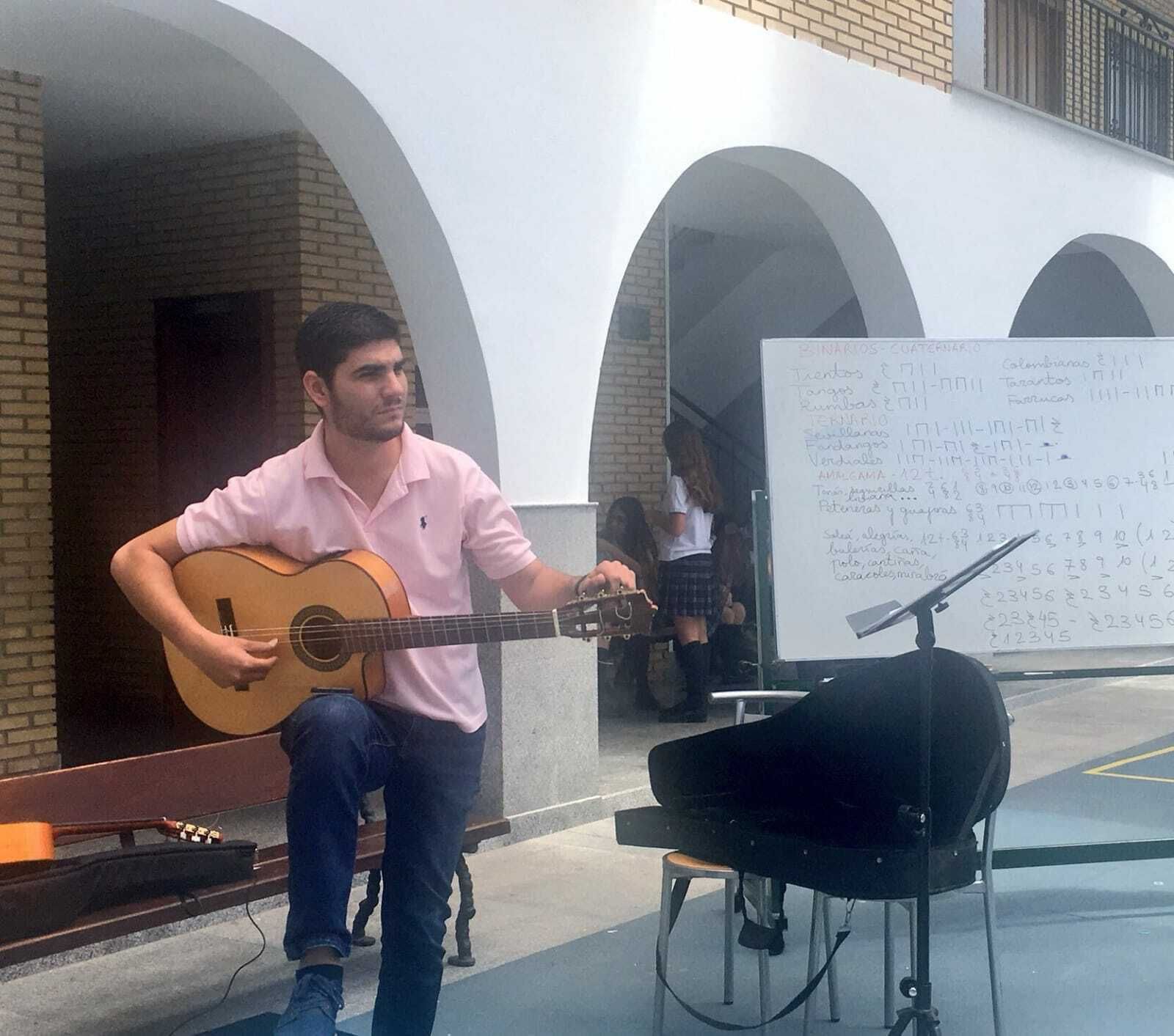 Manuel Alejandro Lozano, durante una clase.