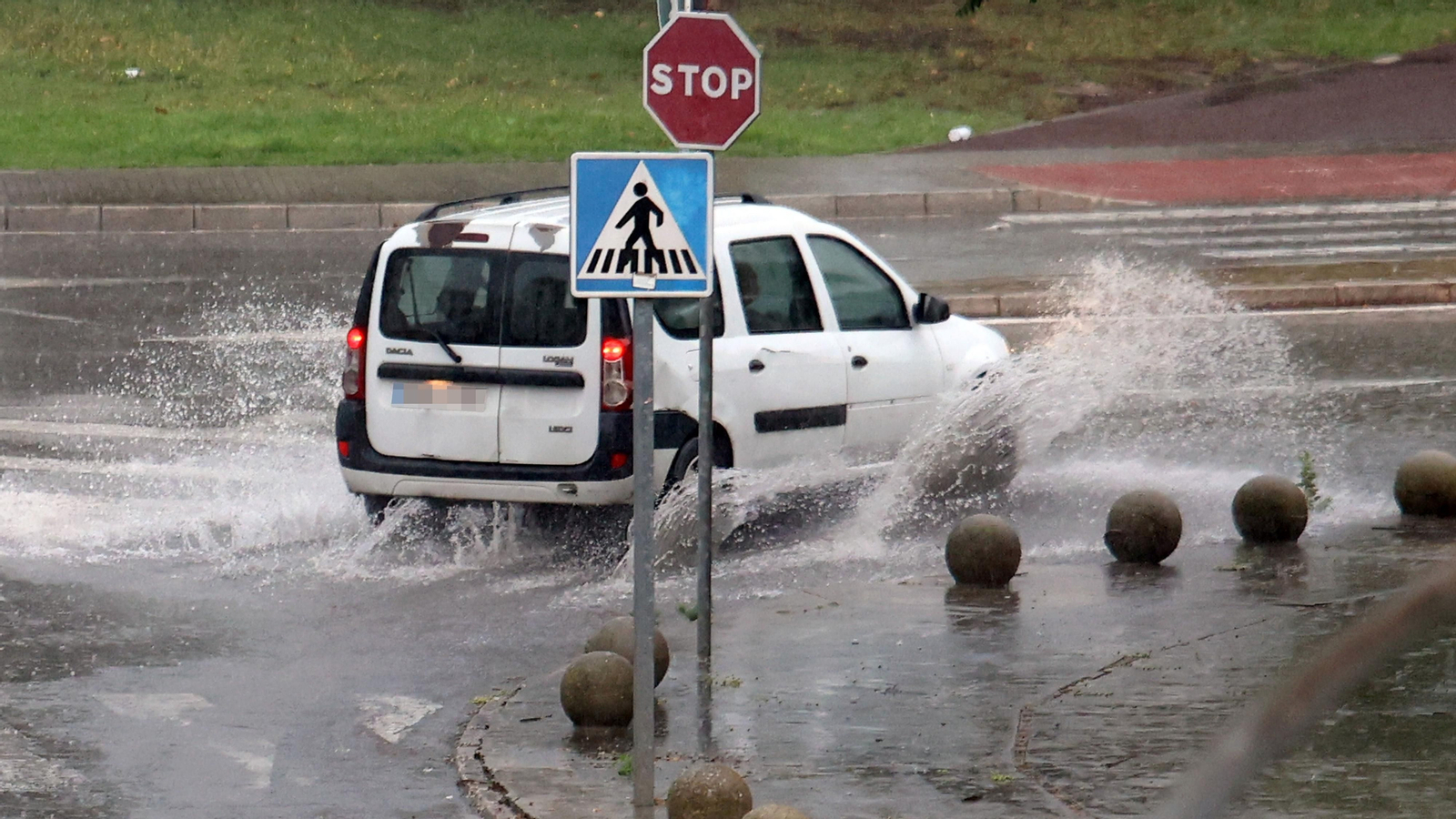 Un vehículo, circulando durante las últimas lluvias.