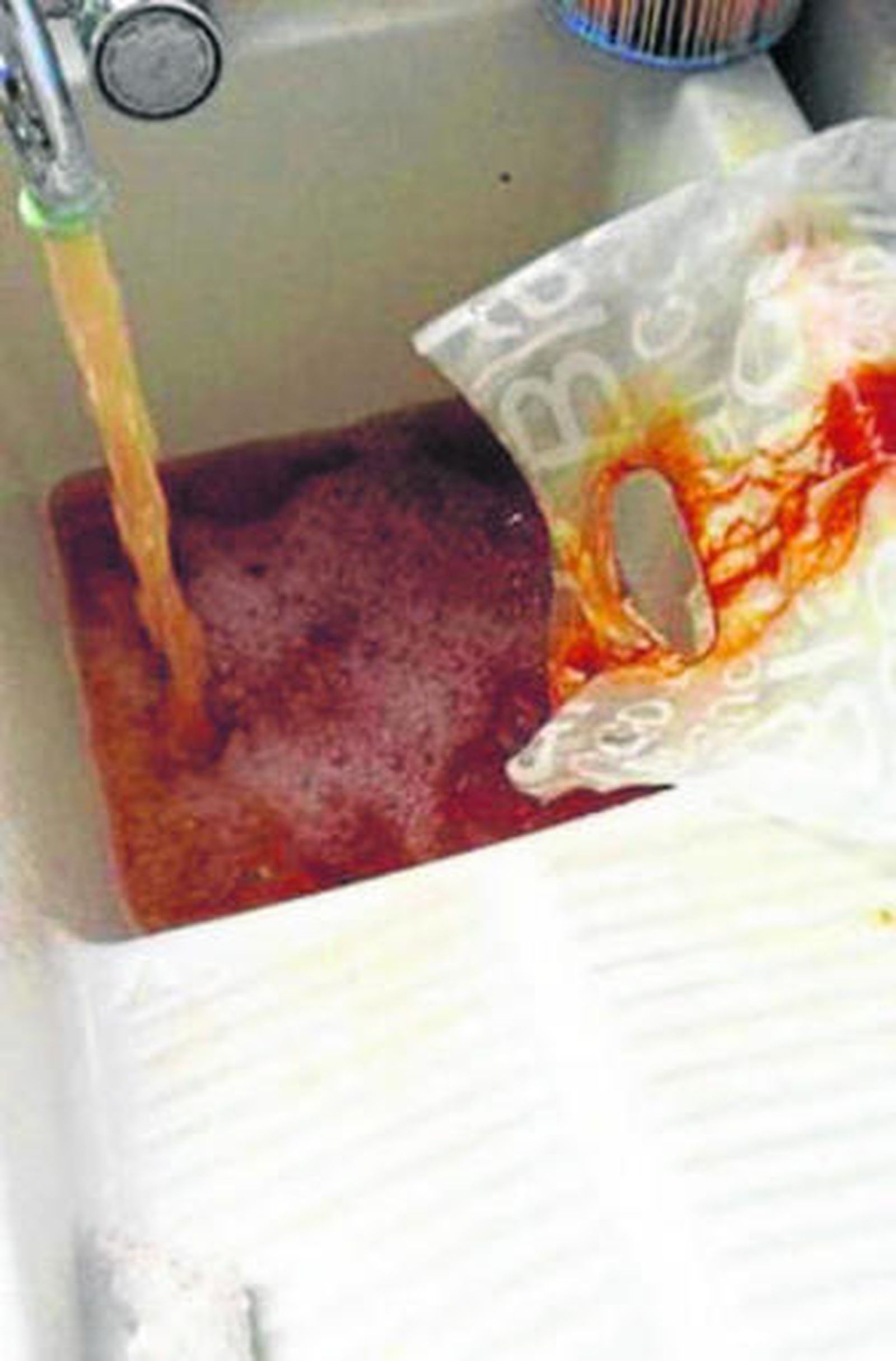 En ocasiones sale agua de color marrón del grifo.