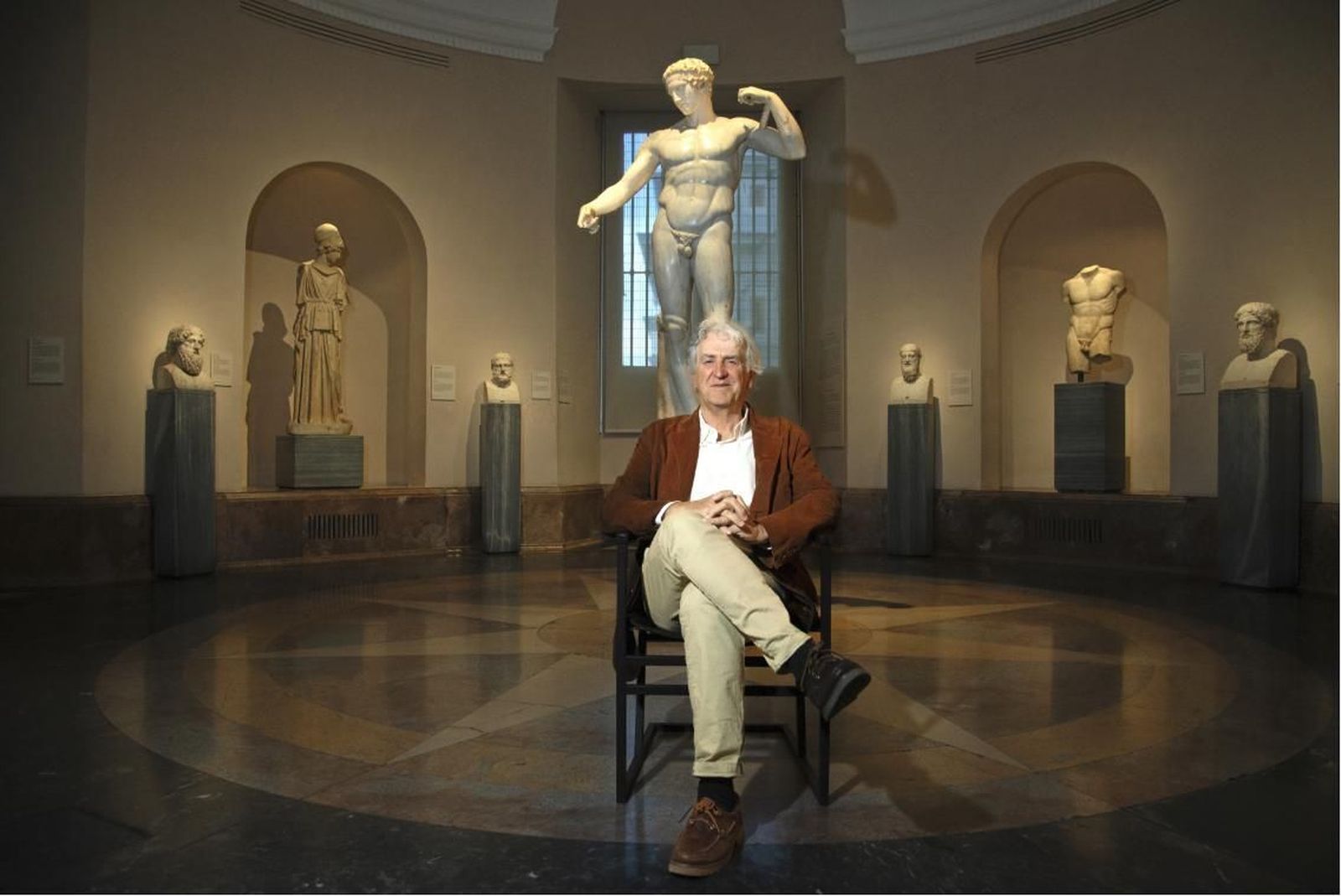 El paleontólogo español Juan Luis Arsuaga ante el Diadúmeno de Policleto, en el Prado