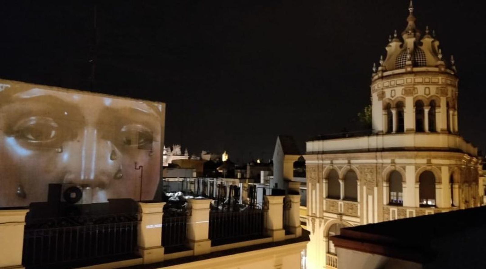 La Macarena proyectada en el Zara de la calle Rioja