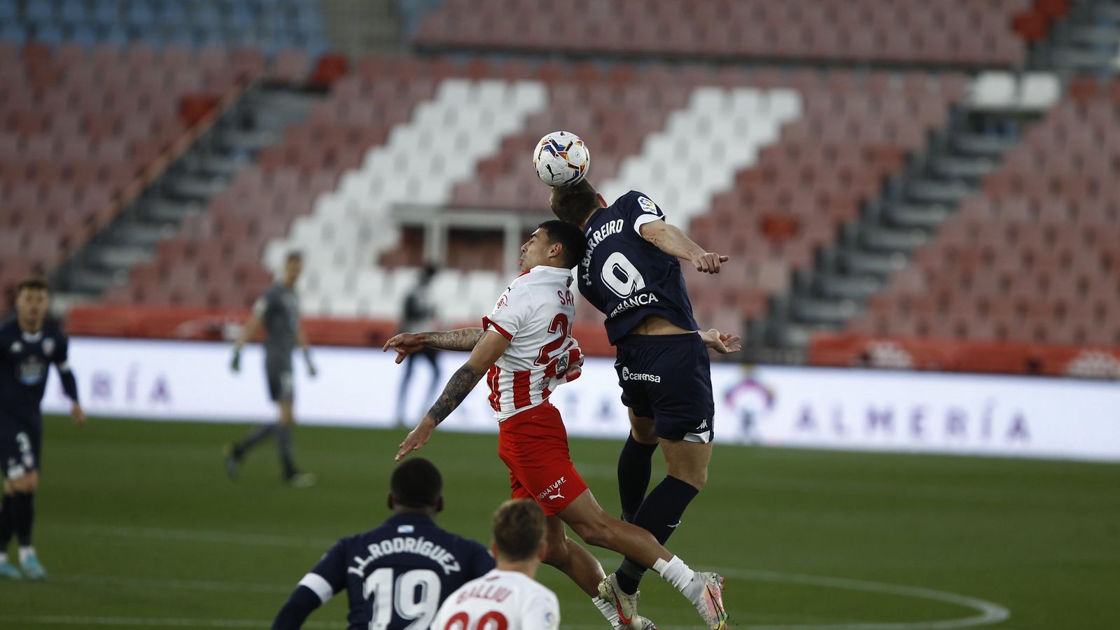 Samú Costa salta con el lucense Barreiro en un balón aéreo
