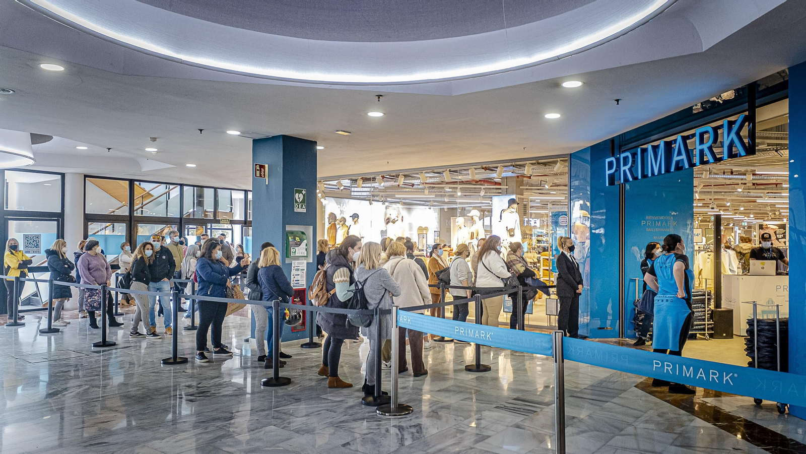 Colas en la entrada de la tienda Primark Colas en la entrada de la tienda Primark