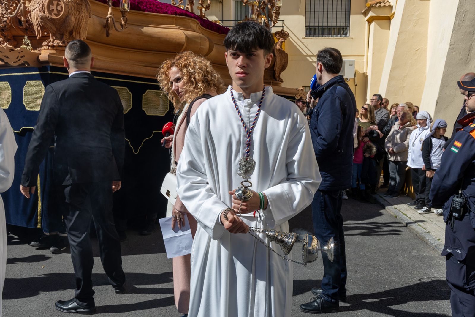 El Miércoles Santo inicia la tarde con los nazarenos trinitarios del barrio de Santa Isabel