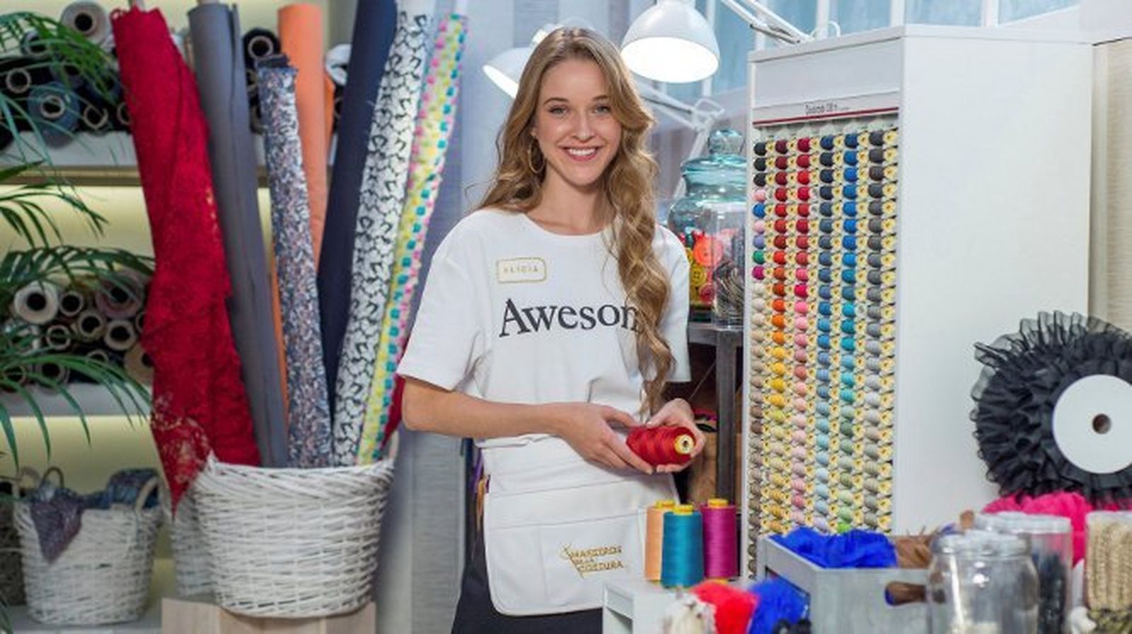 Alicia gana la primera edición del 'talenti show' de costura.