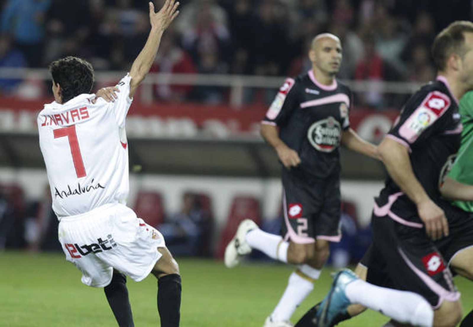 El Sevilla deja escapar otros dos puntos en su casa ante el Dépor y ya acumula 16 puntos perdidos en casa. / Antonio Pizarro