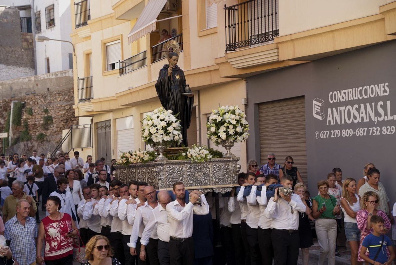 Adra despide sus fiestas en honor a San Nicolás con la tradicional procesión y reparto de panecillos