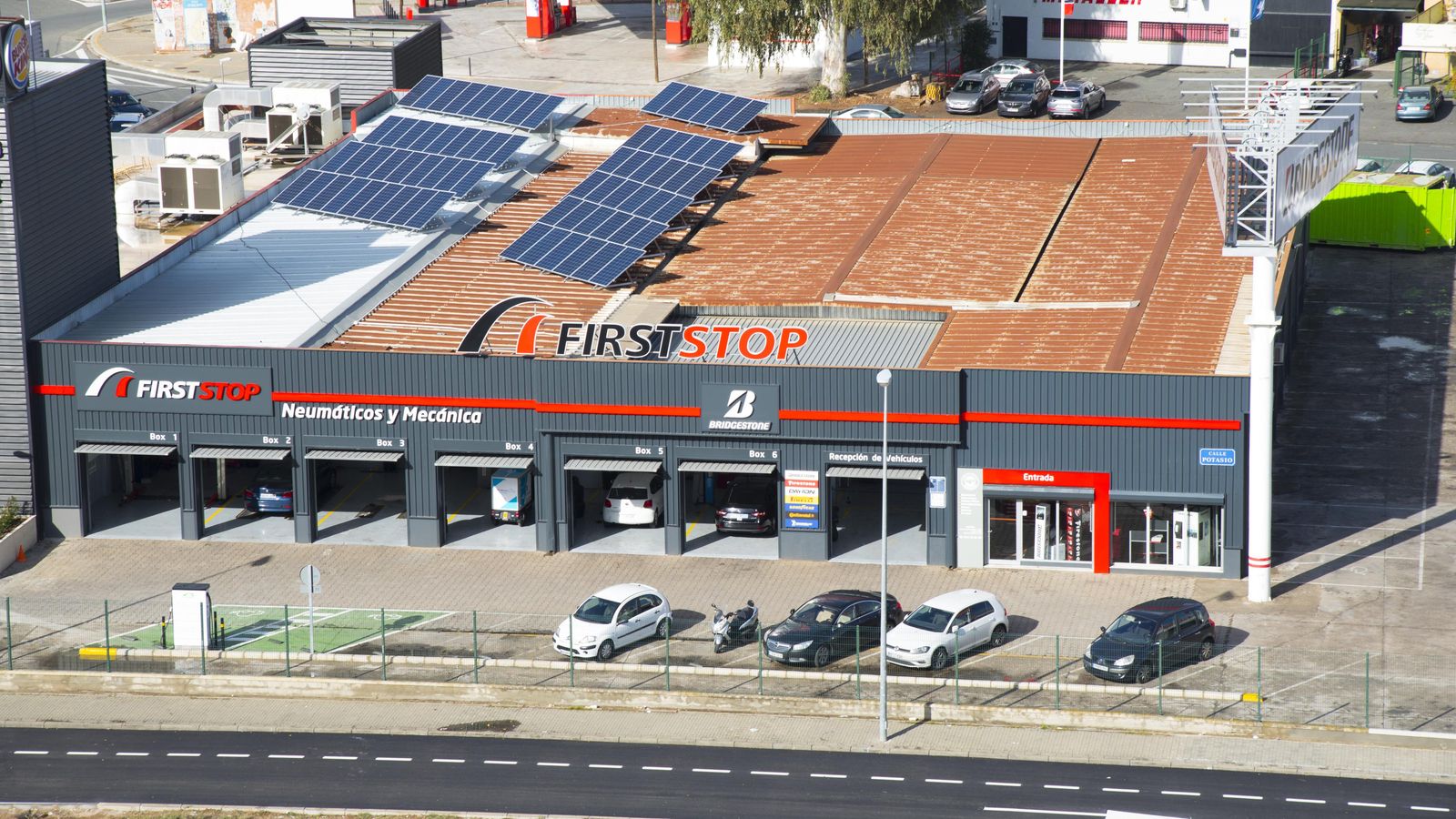 Las placas fotovoltaicas instaladas en el tejado del taller.