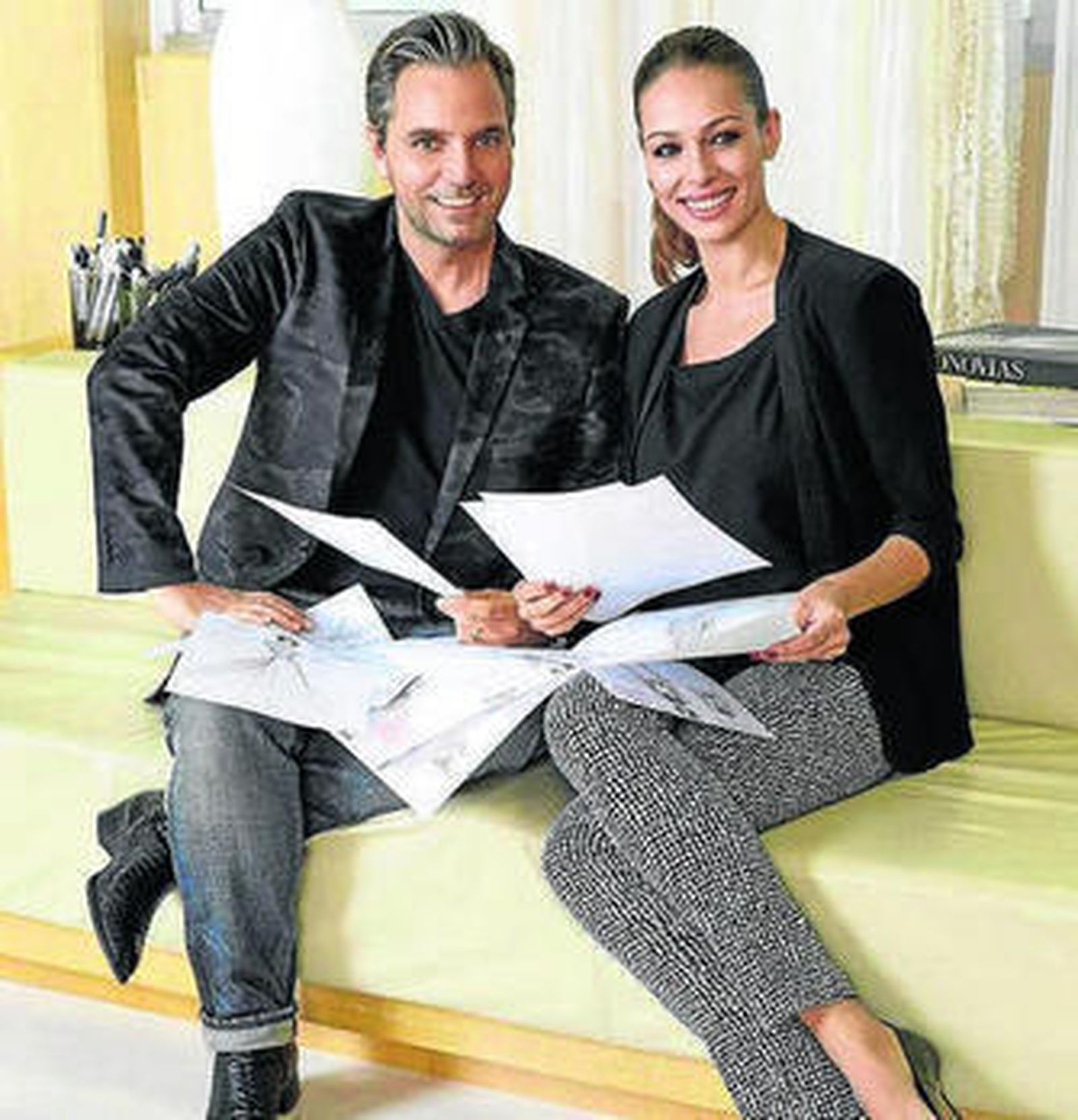 La modelo junto al director creativo de la firma, Hervé Moreau.