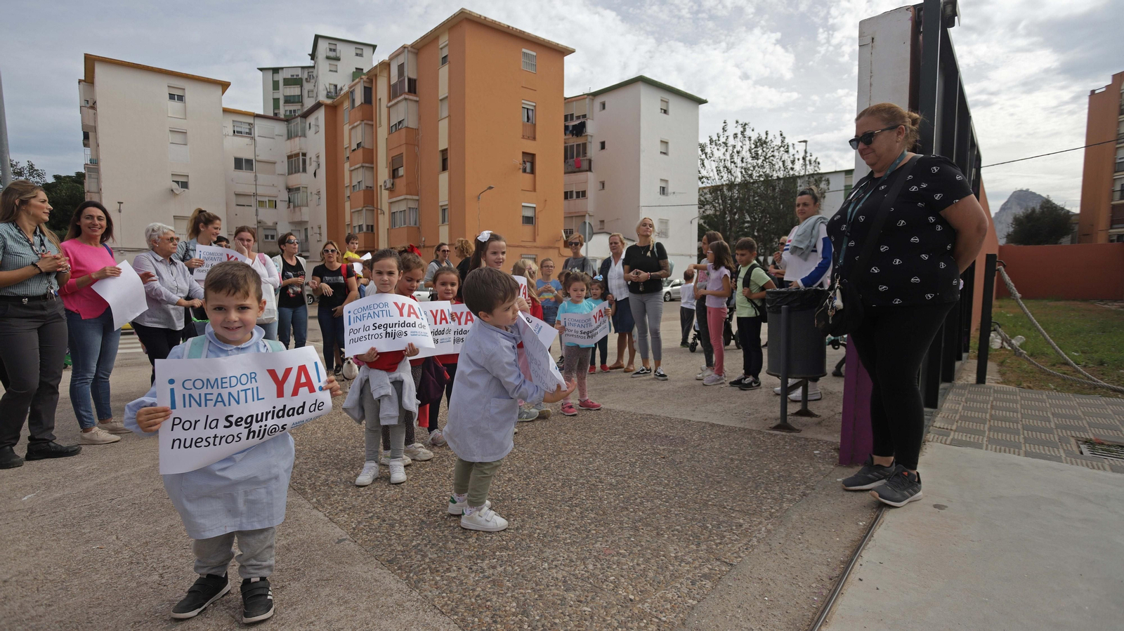 Fotos de las protestas de padres y alumnos del CEIP Isabel la Católica en La Línea