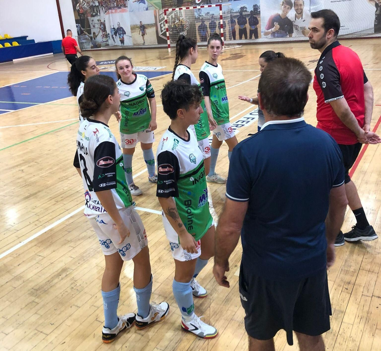 El técnico celeste da indicaciones a sus jugadoras en su visita al Torreblanca Melilla la pasada jornada.