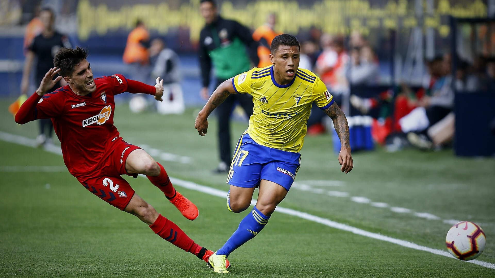 Partido de fútbol entre  Cádiz C.F. y C.A. Osasuna