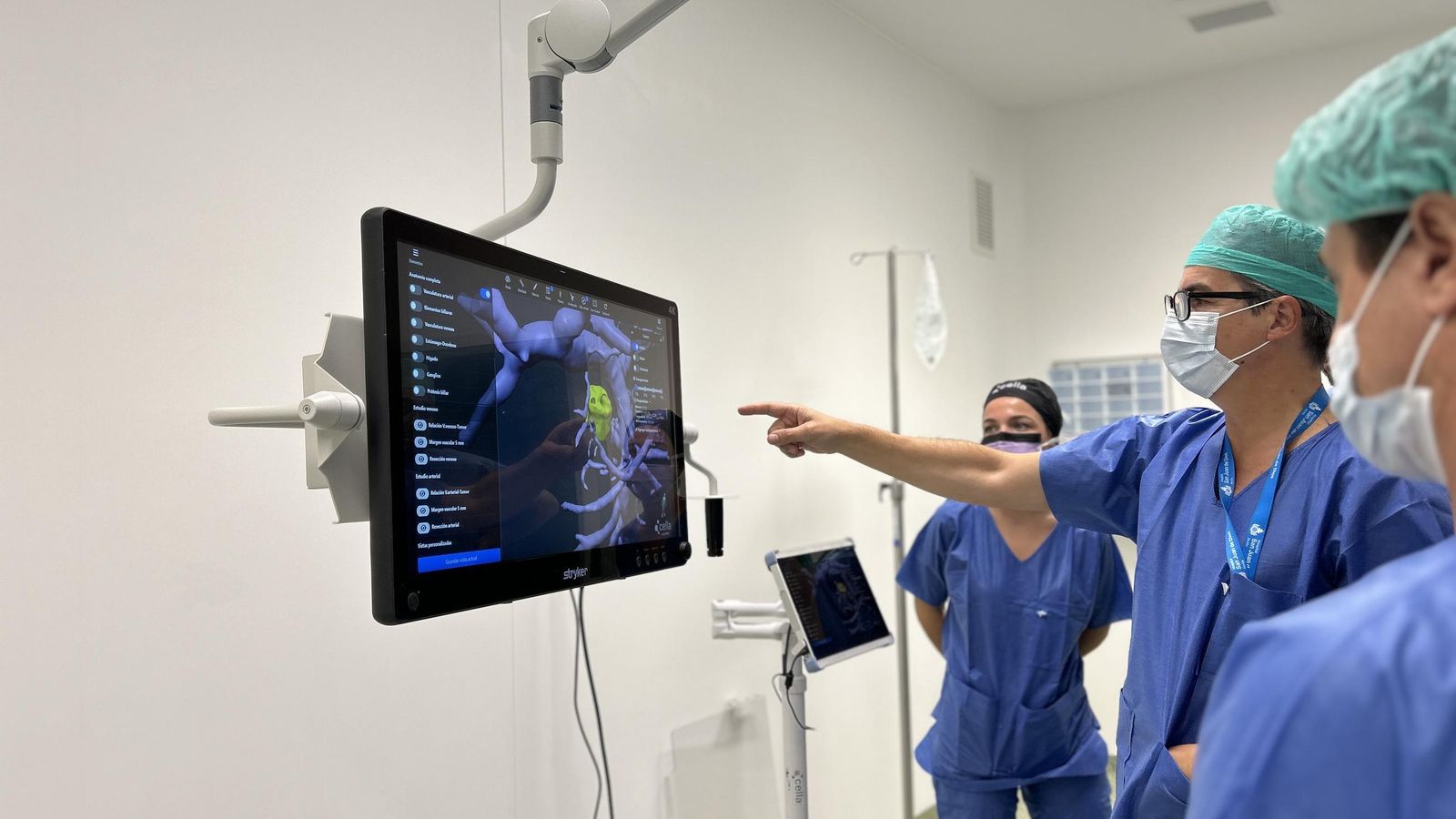 Gómez Bravo explica el abordaje de la cirugía personalizada del cáncer de páncreas con un modelo 3D.