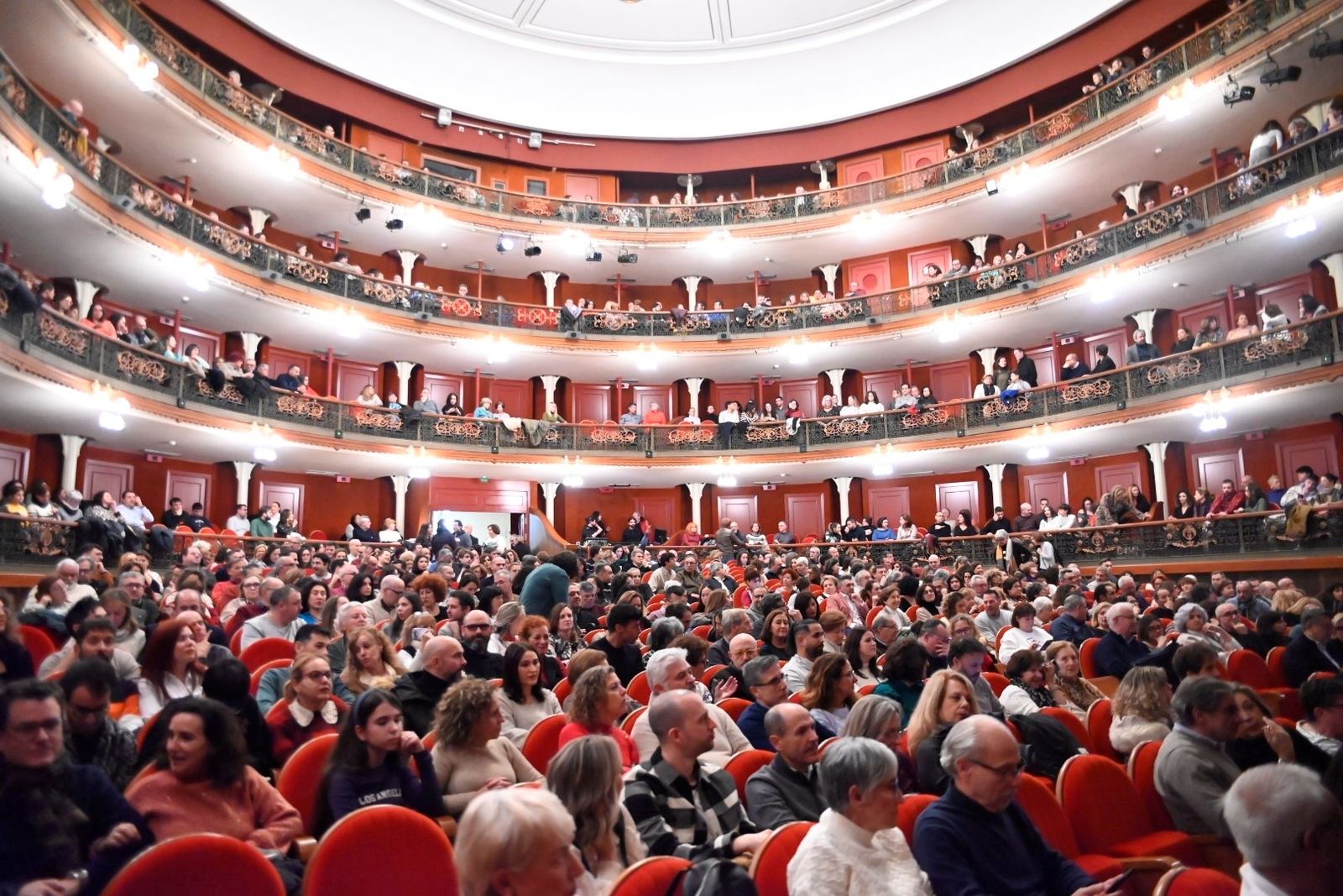 El Gran Teatro, lleno de público durante una función de teatro.