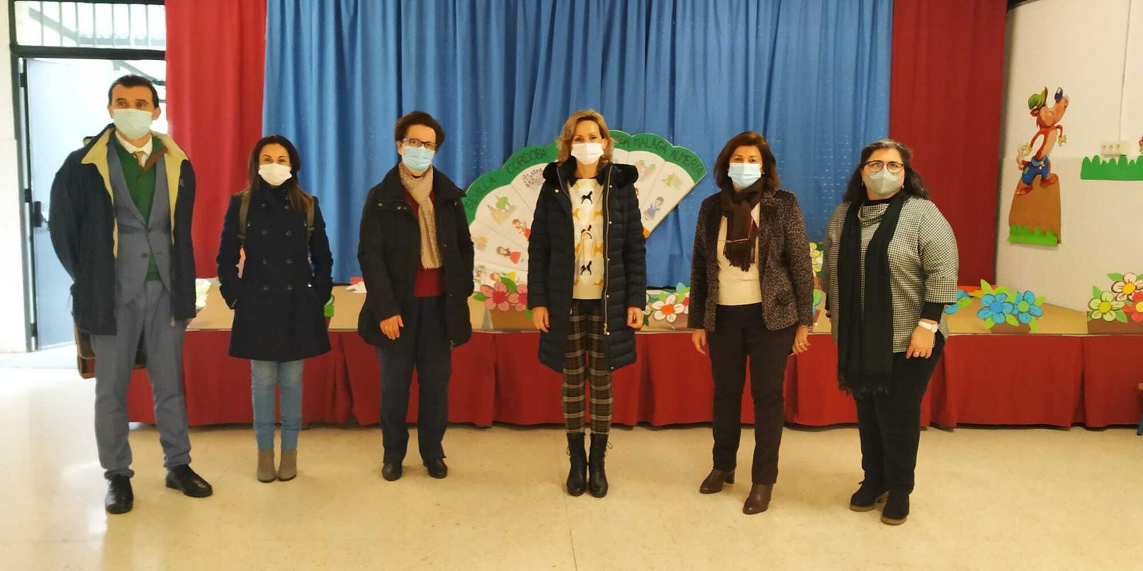 La delegada de Educación, en el centro, en su visita al colegio Aljoxaní.