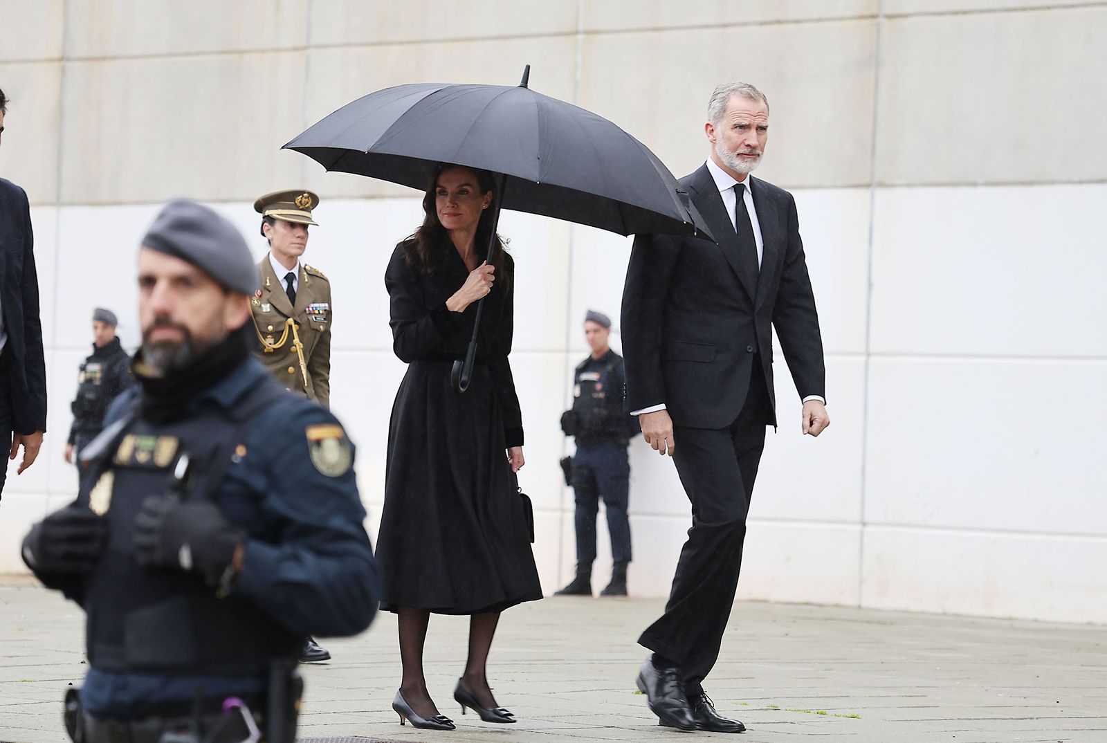 Fotografías de la llegada de los reyes Felipe VI y Doña Letizia al funeral por las víctimas de Adamuz en Huelva