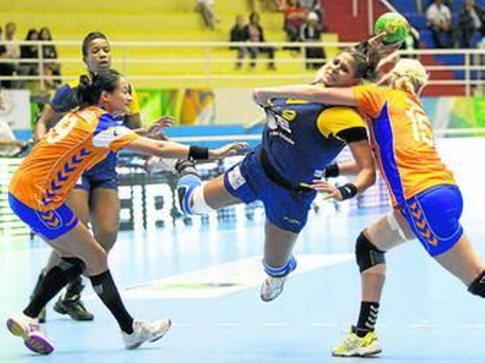 Marta Mangué busca el disparo entre dos defensoras.