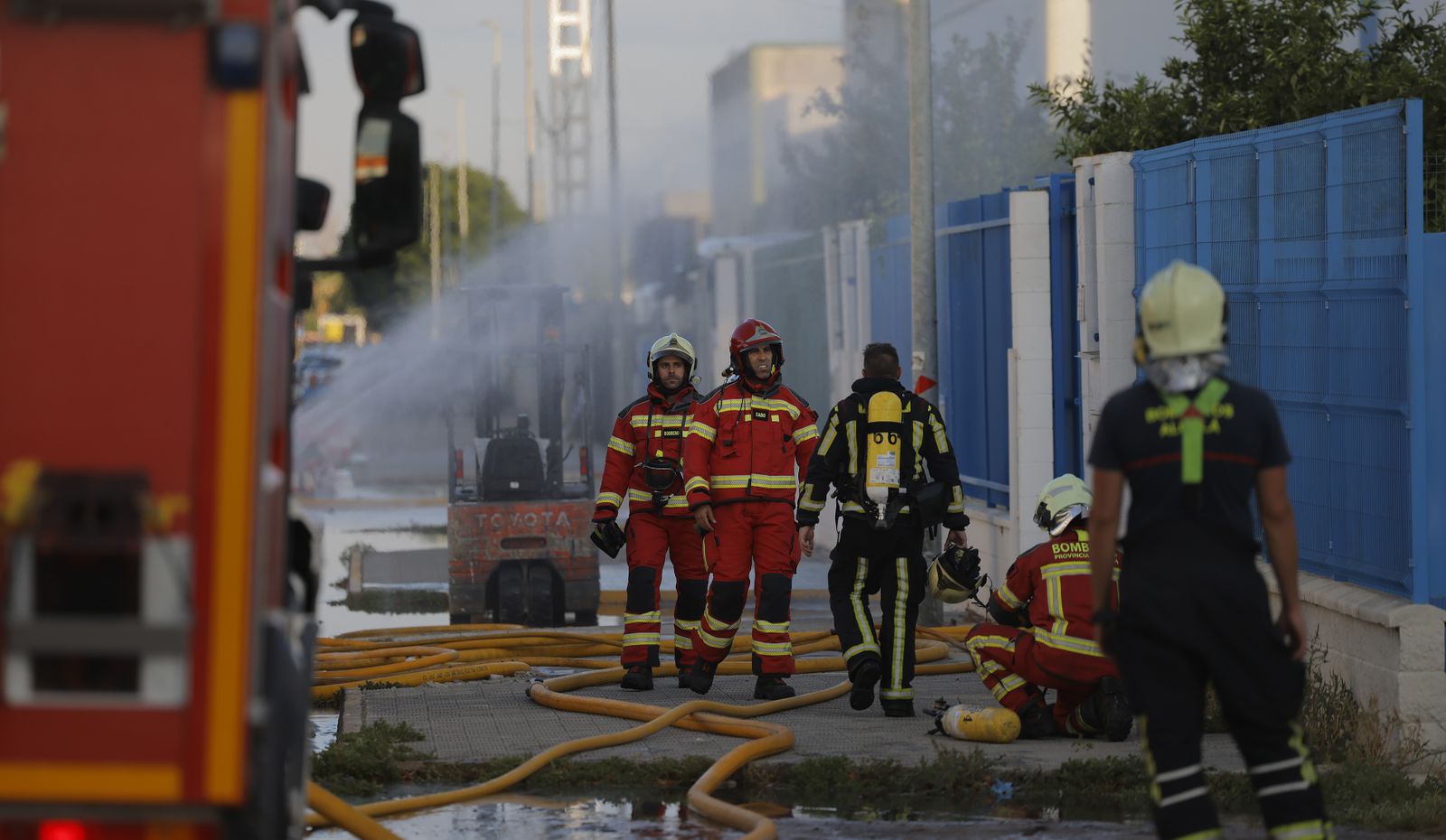 Las fotos del incendio de la fábrica de pinturas