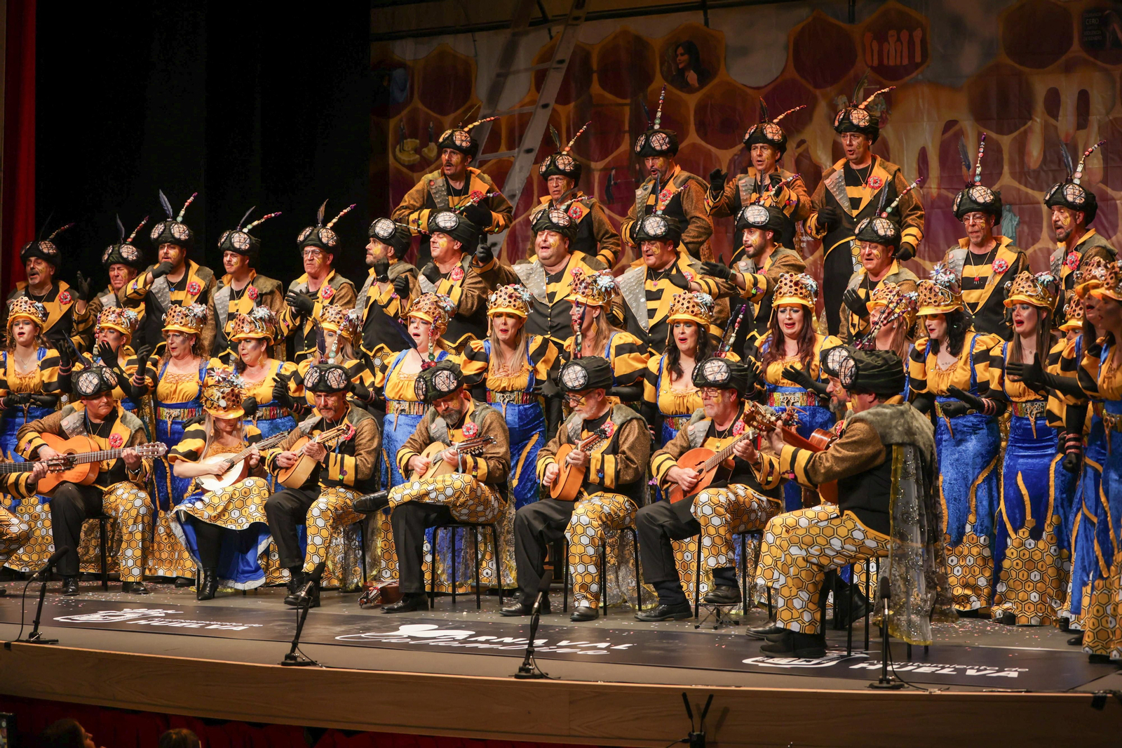 Imágenes de la actuación del coro de Huelva "La Rendición de los Bribones" en el Carnaval Colombino