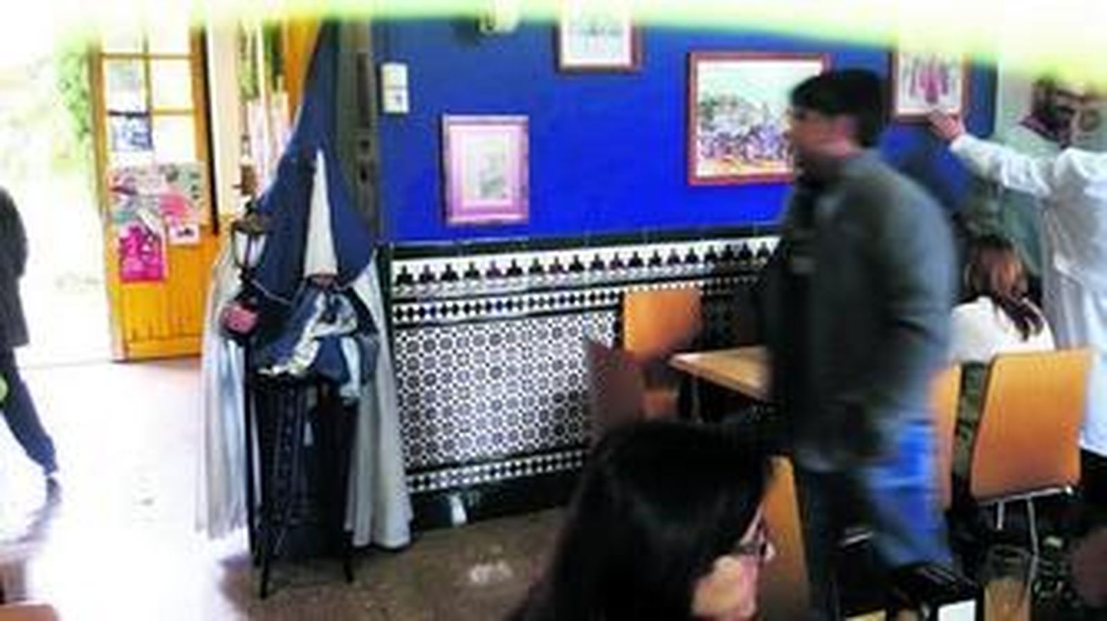 El nazareno está en la puerta de la cafetería de la facultad del campus de Cartuja.