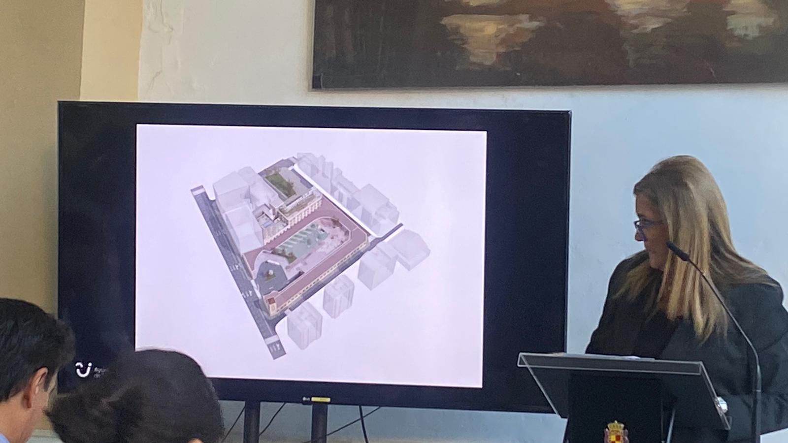 Plano del futuro centro de ocio de la estación de autobuses de Jaén con la concejal de Urbanismo, Carmen Colmenero.