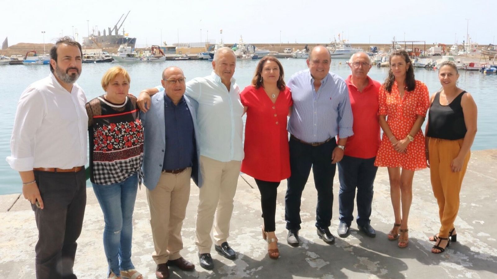 Carmen Crespo con José María Gallart, en el Puerto de Almería.