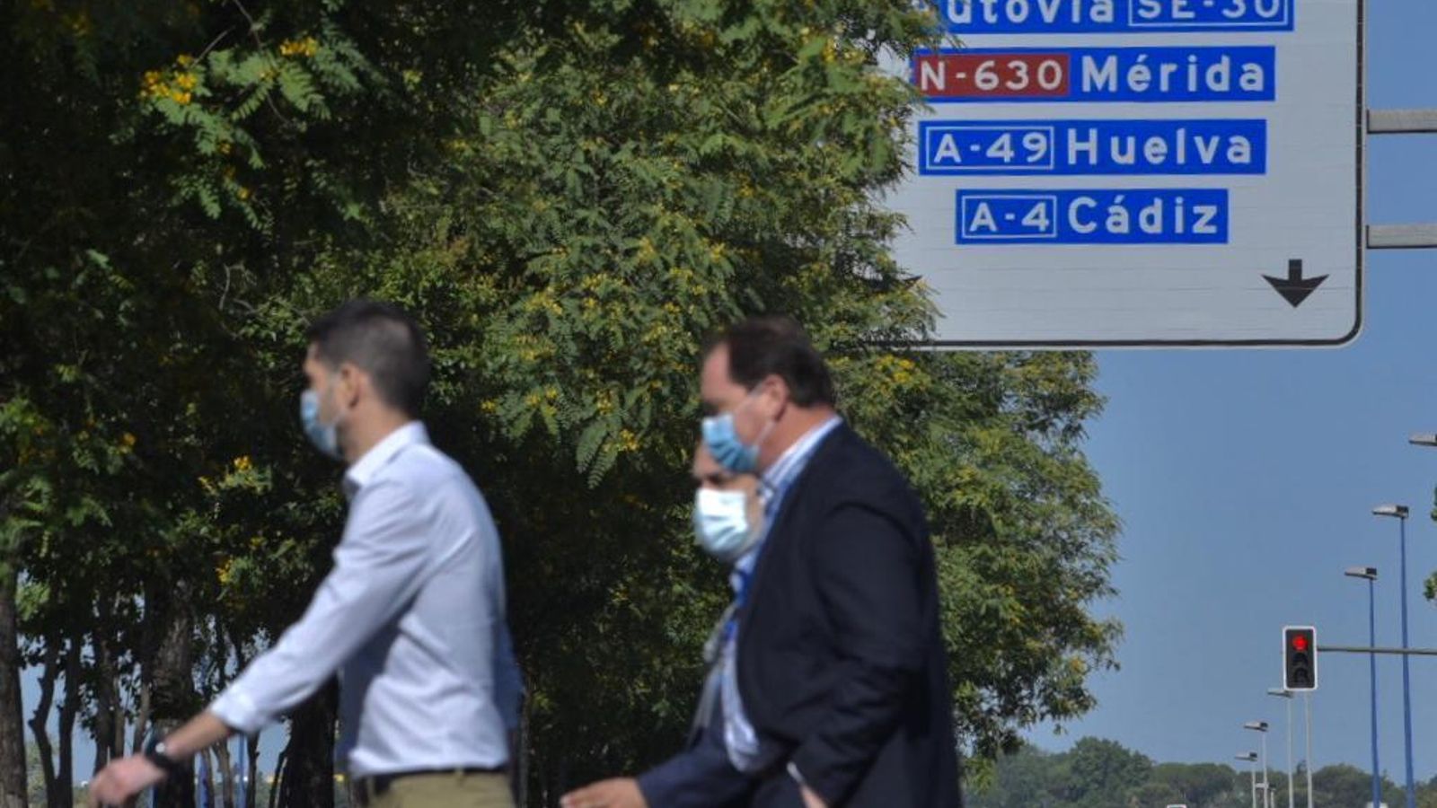 Varios peatones cruzan la SE-30 en el primer día de la fase 3 de la desescalada.