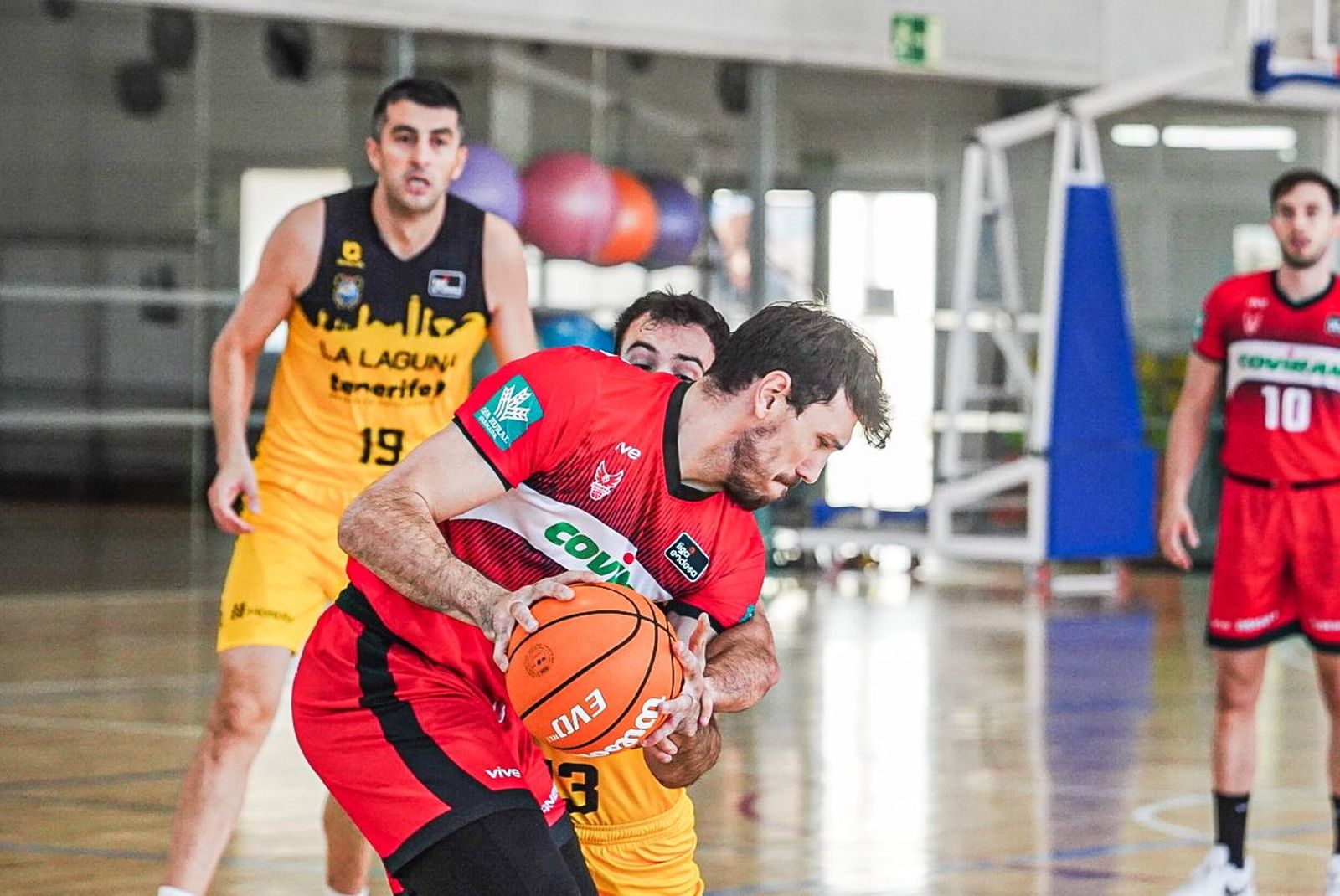 Iván Aurrecoechea fue descalificado en la recta final del choque.