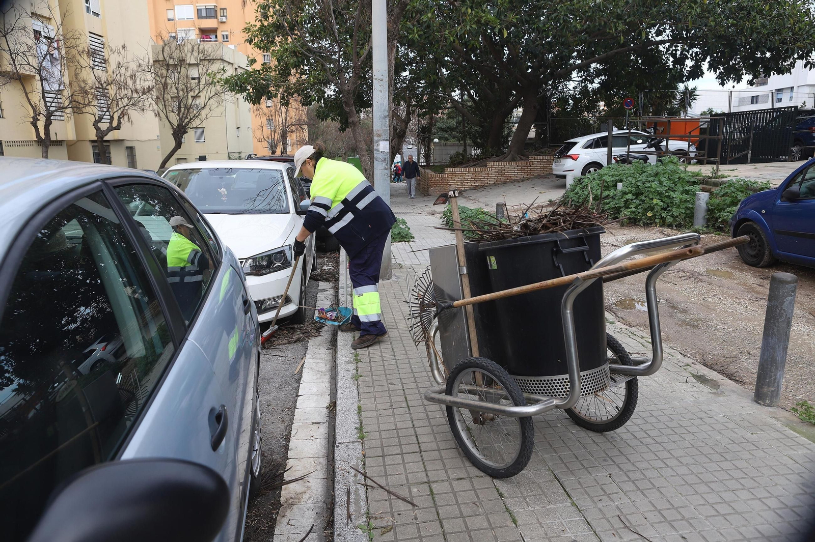 Una empleada de Algesa barre una calle.