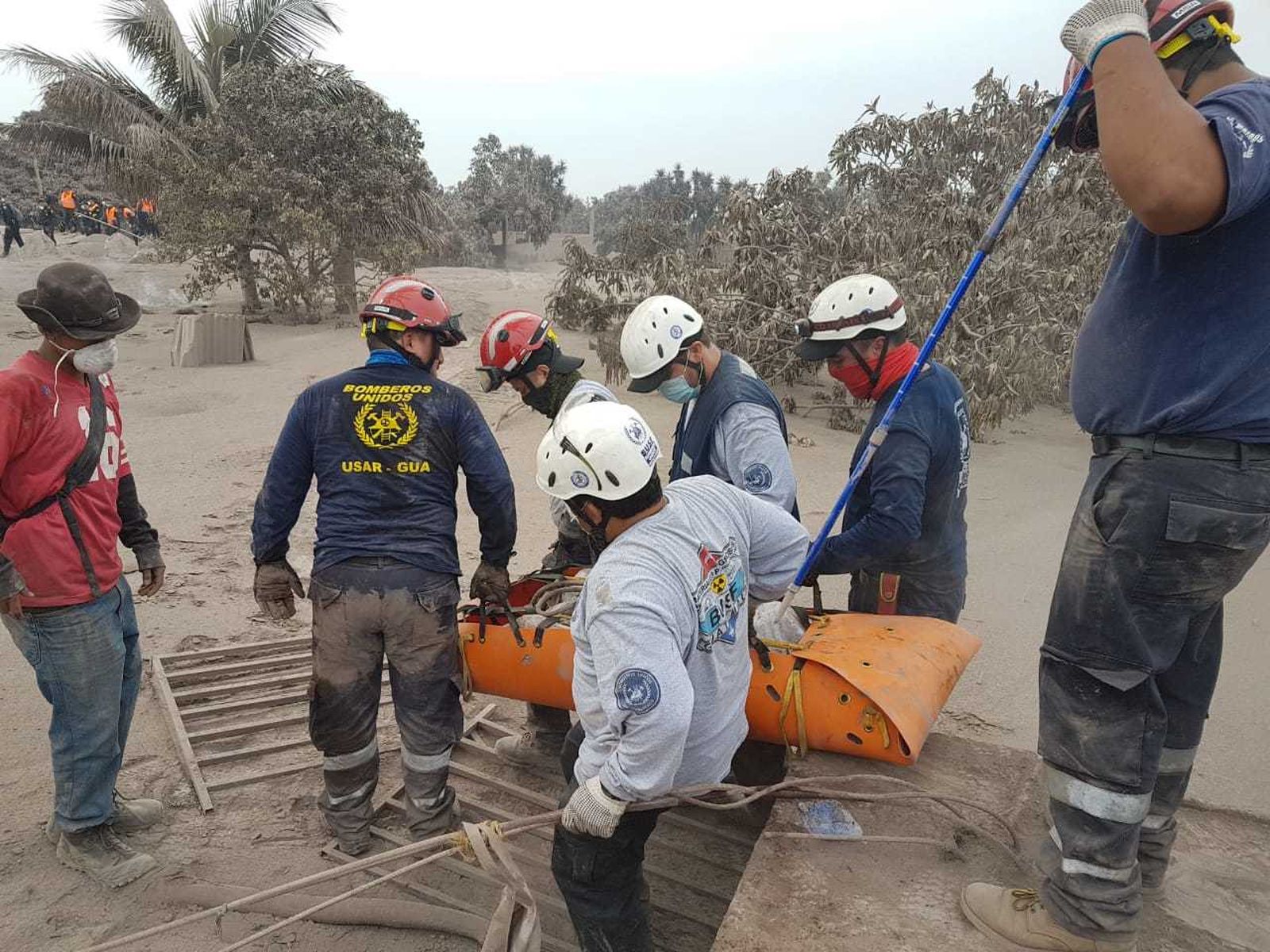 Personal del BUSF trabaja en labores de evacuación en Guatemala
