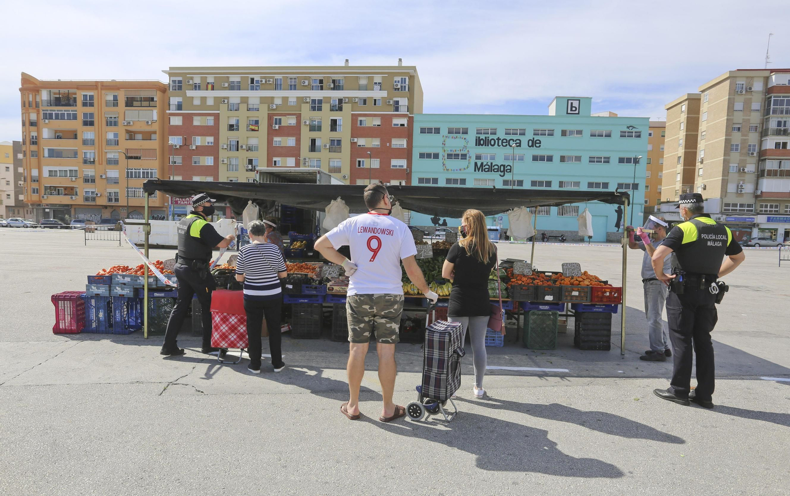 Las fotos del mercadillo de Huelin, en Málaga, en su primer día de desescalada