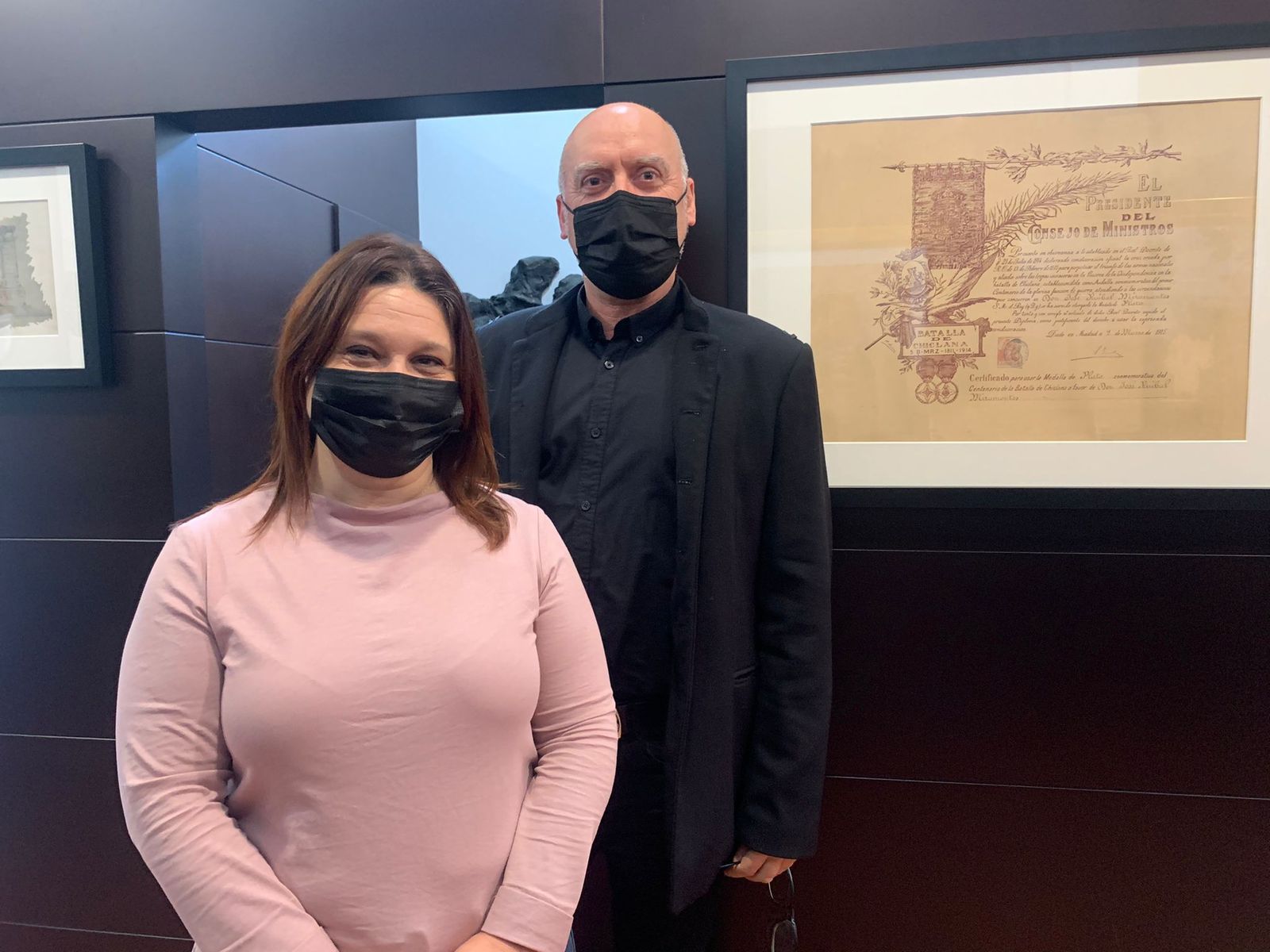 Manuel Montes Mira junto al diploma donado.