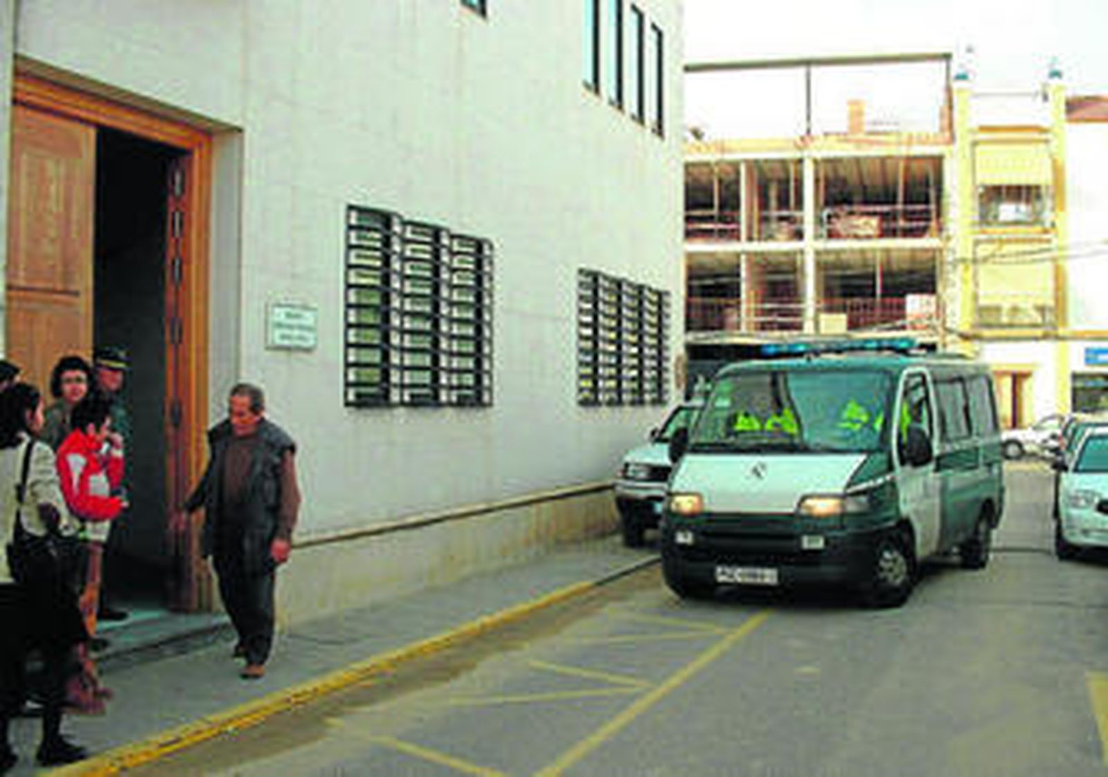 Llegada del furgón de la Guardia Civil al Juzgado de Posadas con el acusado, en noviembre de 2006.