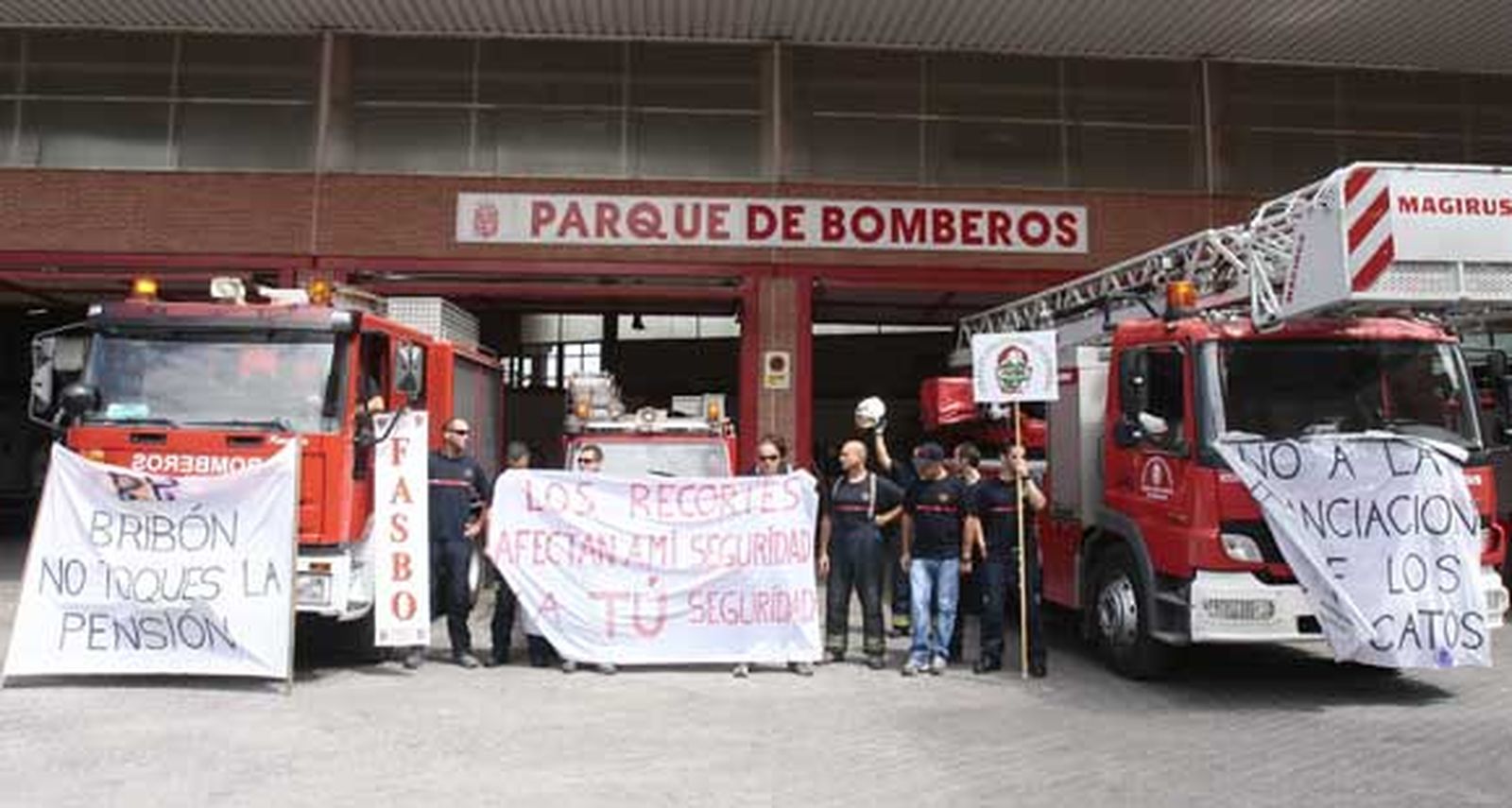 Bomberos activan las sirenas en toda Andalucía para protestar por los recortes