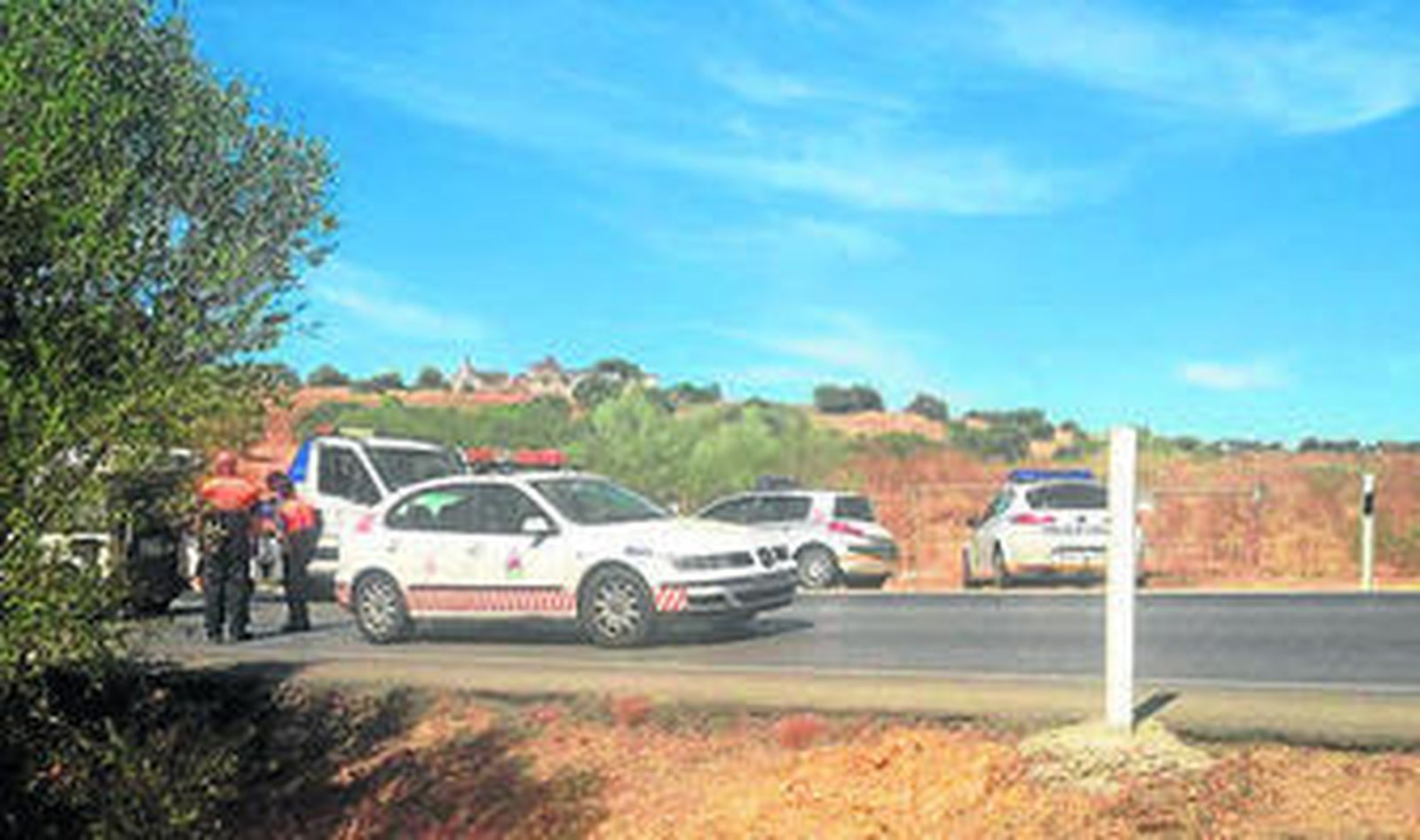 Policías y miembros de Protección Civil, en el lugar del siniestro.