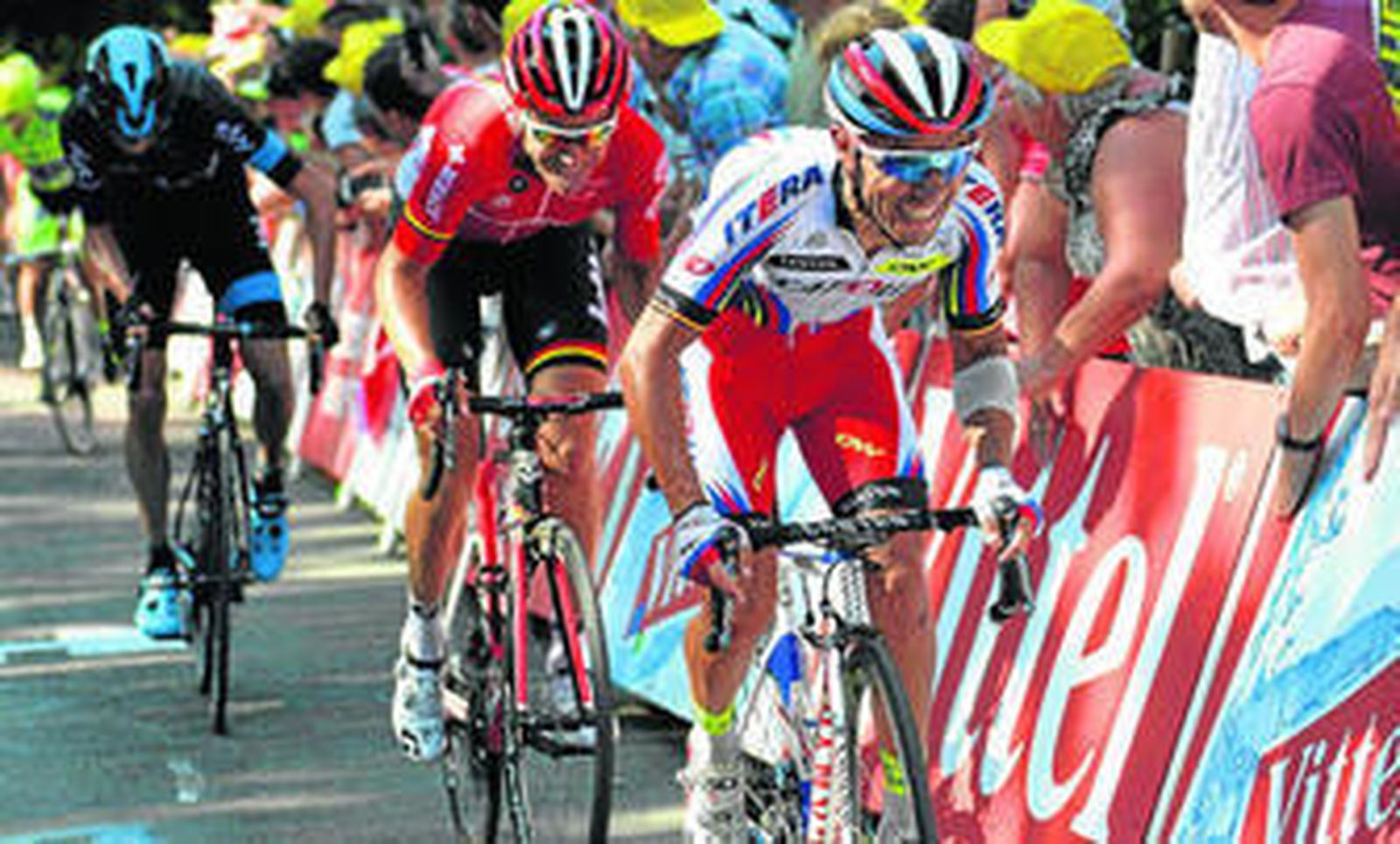 El catalán Joaquim Rodríguez, al frente del grupo en un momento de la dura etapa que ayer tenía la llegada en Huy.