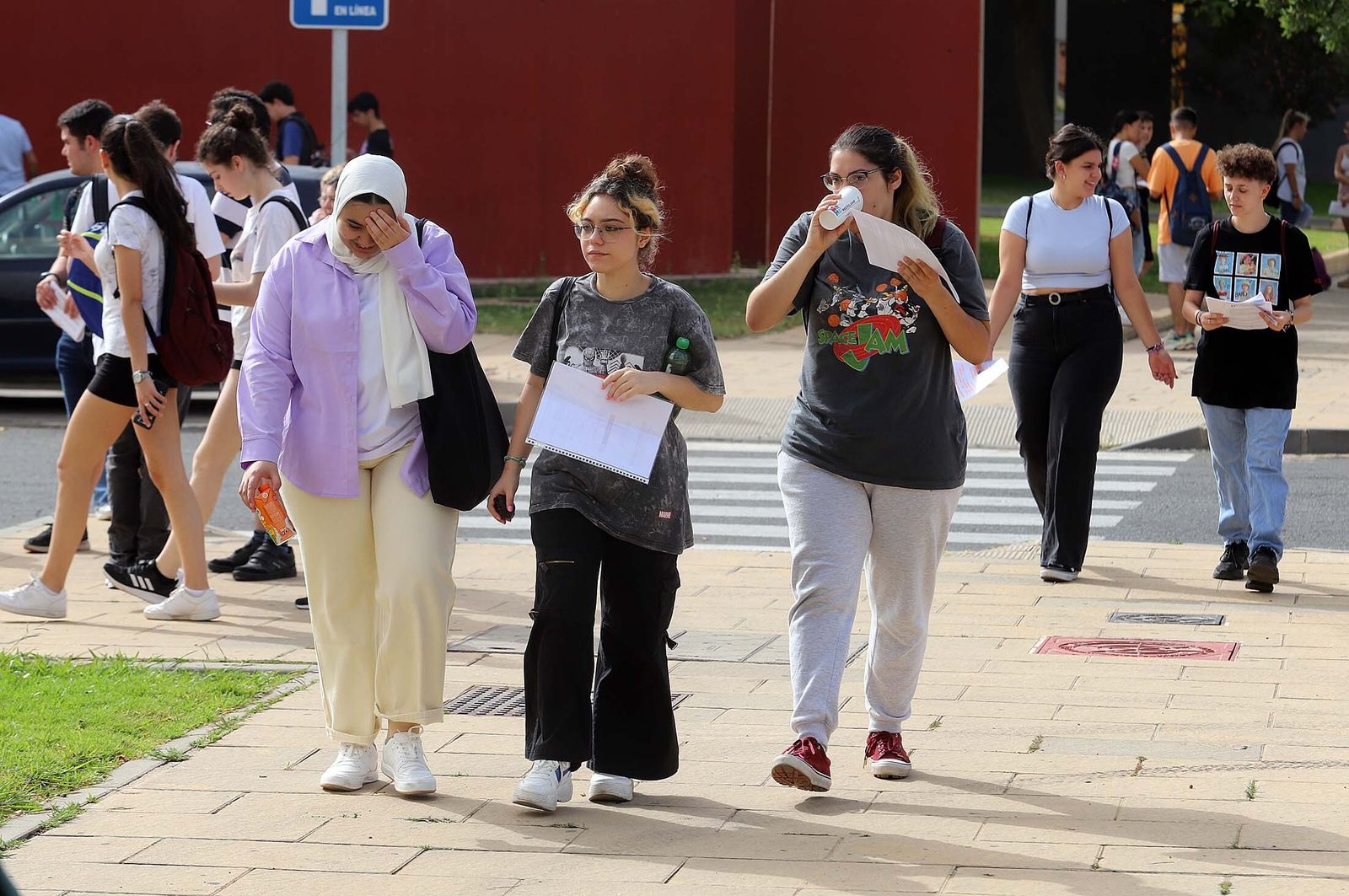 Estudiantes en uno de los días de la pasada selectividad en la UHU.